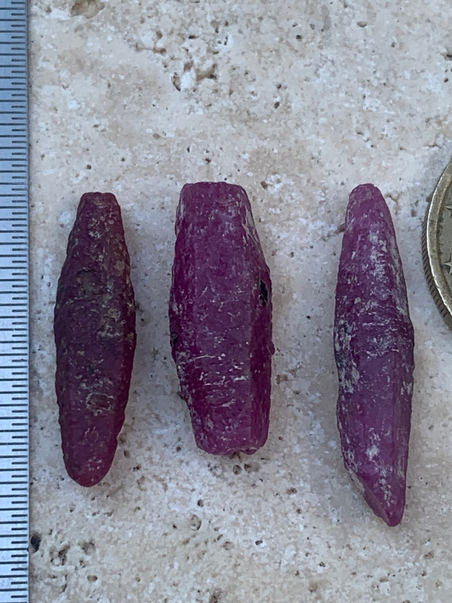 Rubis 'navette' de Mauritanie, cristaux bruts vendus a l'unité ou en lot, d'environ de 24mm x6 x 6 - 6,1 grammes (lot). Parfait en bijouterie, collection ,exposition...