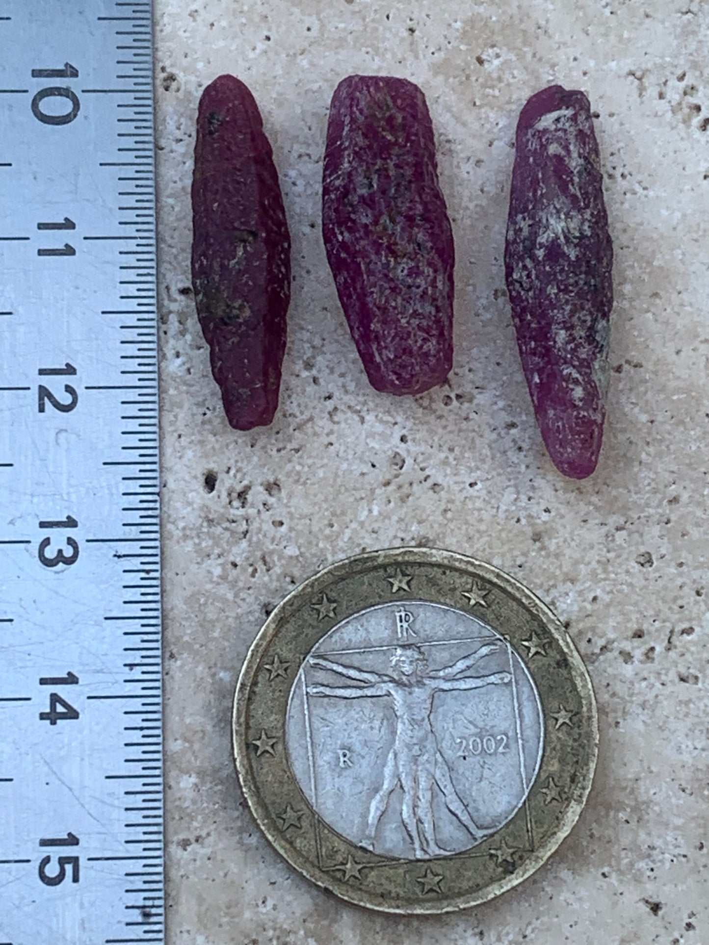 Rubis 'navette' de Mauritanie, cristaux bruts vendus a l'unité ou en lot, d'environ de 24mm x6 x 6 - 6,1 grammes (lot). Parfait en bijouterie, collection ,exposition...