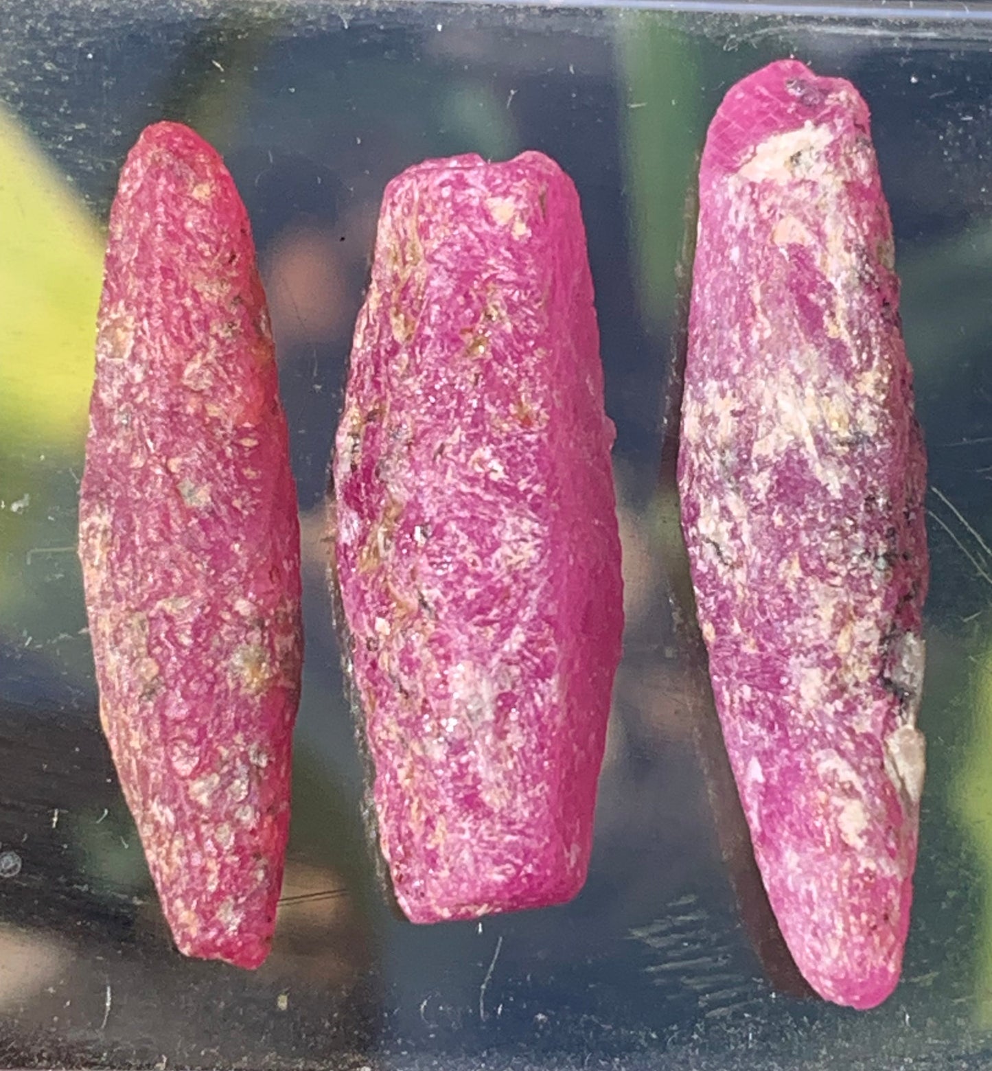 Rubis 'navette' de Mauritanie, cristaux bruts vendus a l'unité ou en lot, d'environ de 24mm x6 x 6 - 6,1 grammes (lot). Parfait en bijouterie, collection ,exposition...
