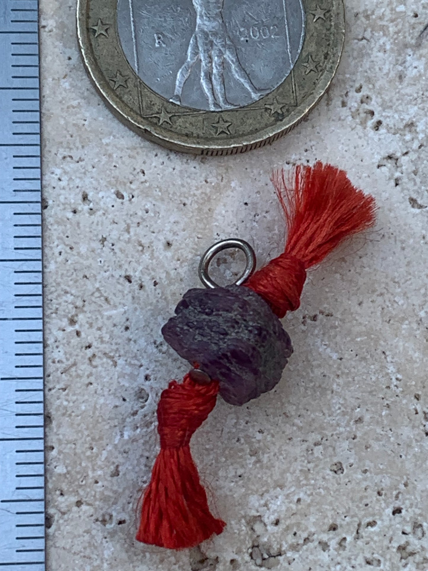 Rubis, cristal percĂ© de 11mm x9 x8 - 1,4 grammes . Superbe corindon de rubis prĂȘt Ă porter, vendu avec cordon rĂ©glable !