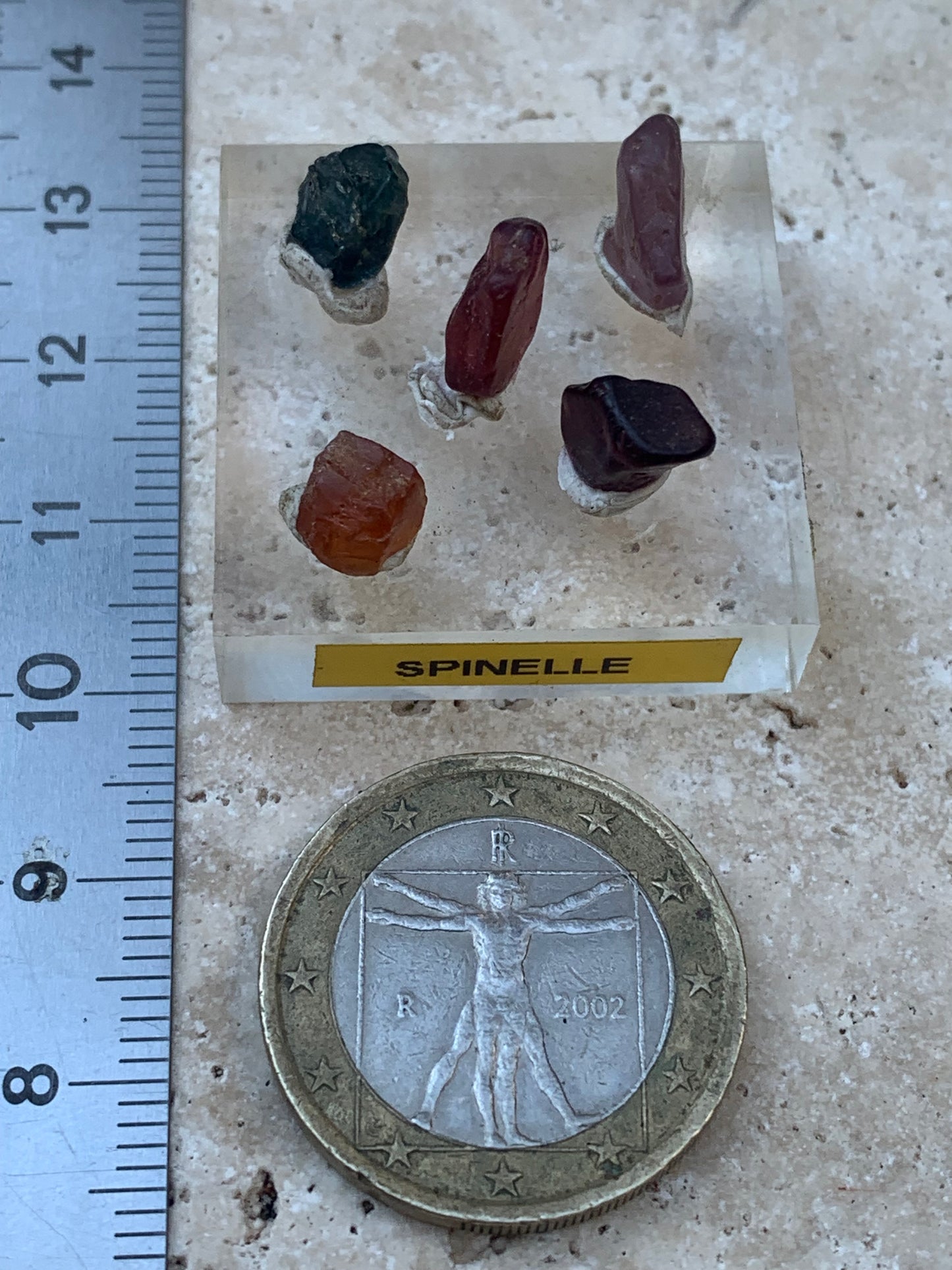 Spinelle, lot de 5 cristaux bruts de 5mm x4 x3 environ - 11 carats. Parfait en bijouterie, collection ,exposition...