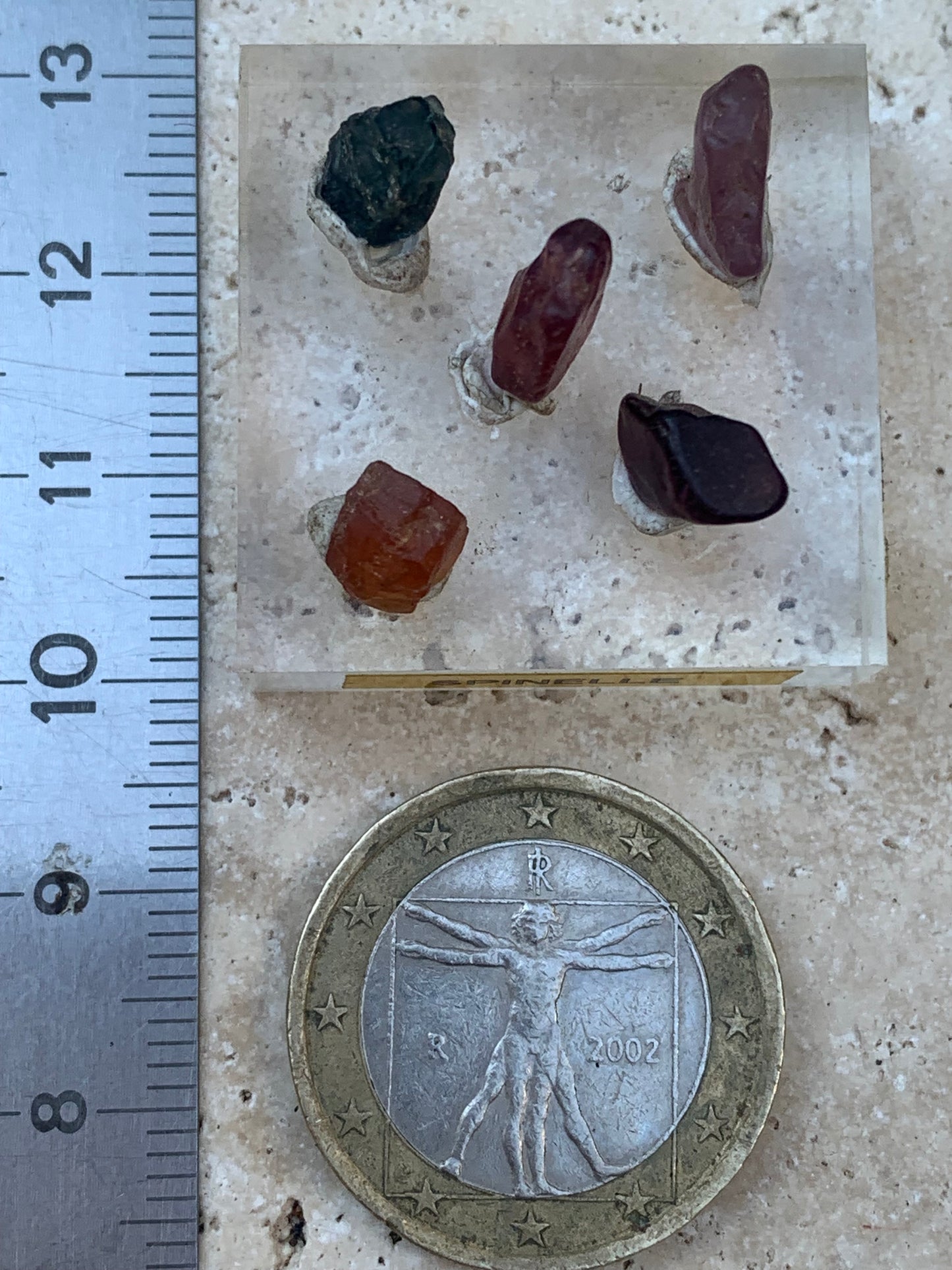 Spinelle, lot de 5 cristaux bruts de 5mm x4 x3 environ - 11 carats. Parfait en bijouterie, collection ,exposition...