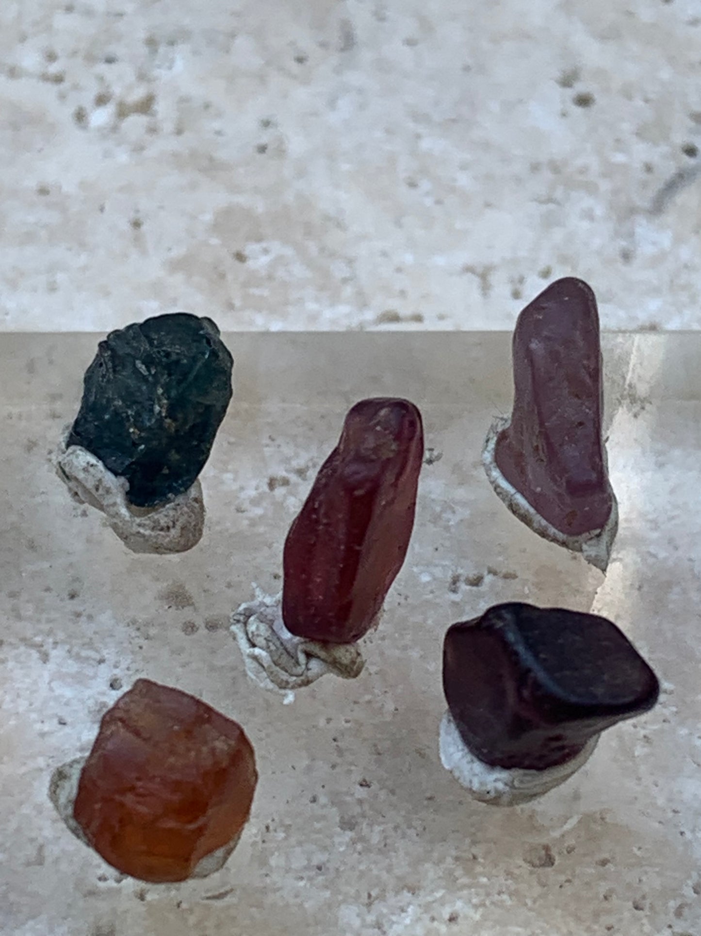 Spinelle, lot de 5 cristaux bruts de 5mm x4 x3 environ - 11 carats. Parfait en bijouterie, collection ,exposition...