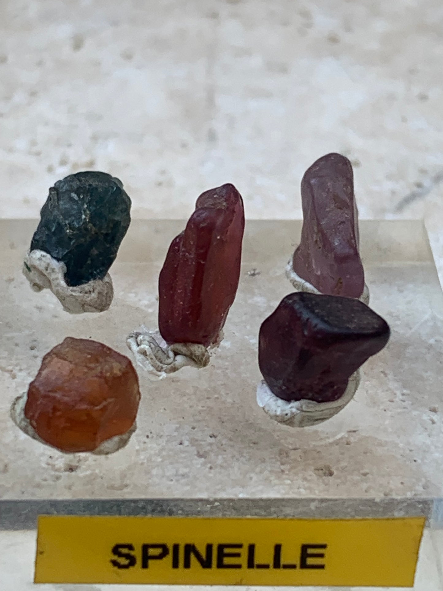 Spinelle, lot de 5 cristaux bruts de 5mm x4 x3 environ - 11 carats. Parfait en bijouterie, collection ,exposition...