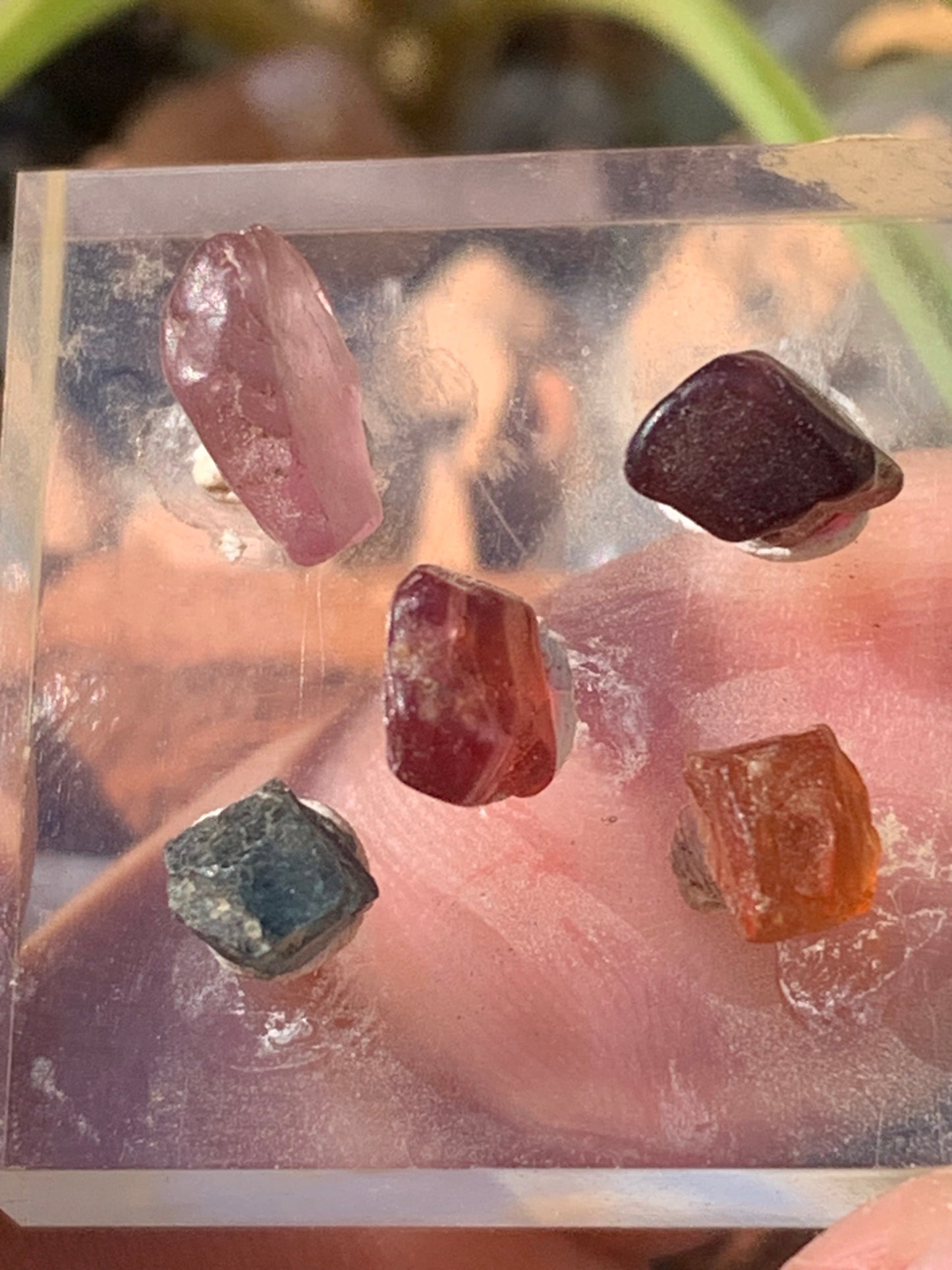 Spinelle, lot de 5 cristaux bruts de 5mm x4 x3 environ - 11 carats. Parfait en bijouterie, collection ,exposition...