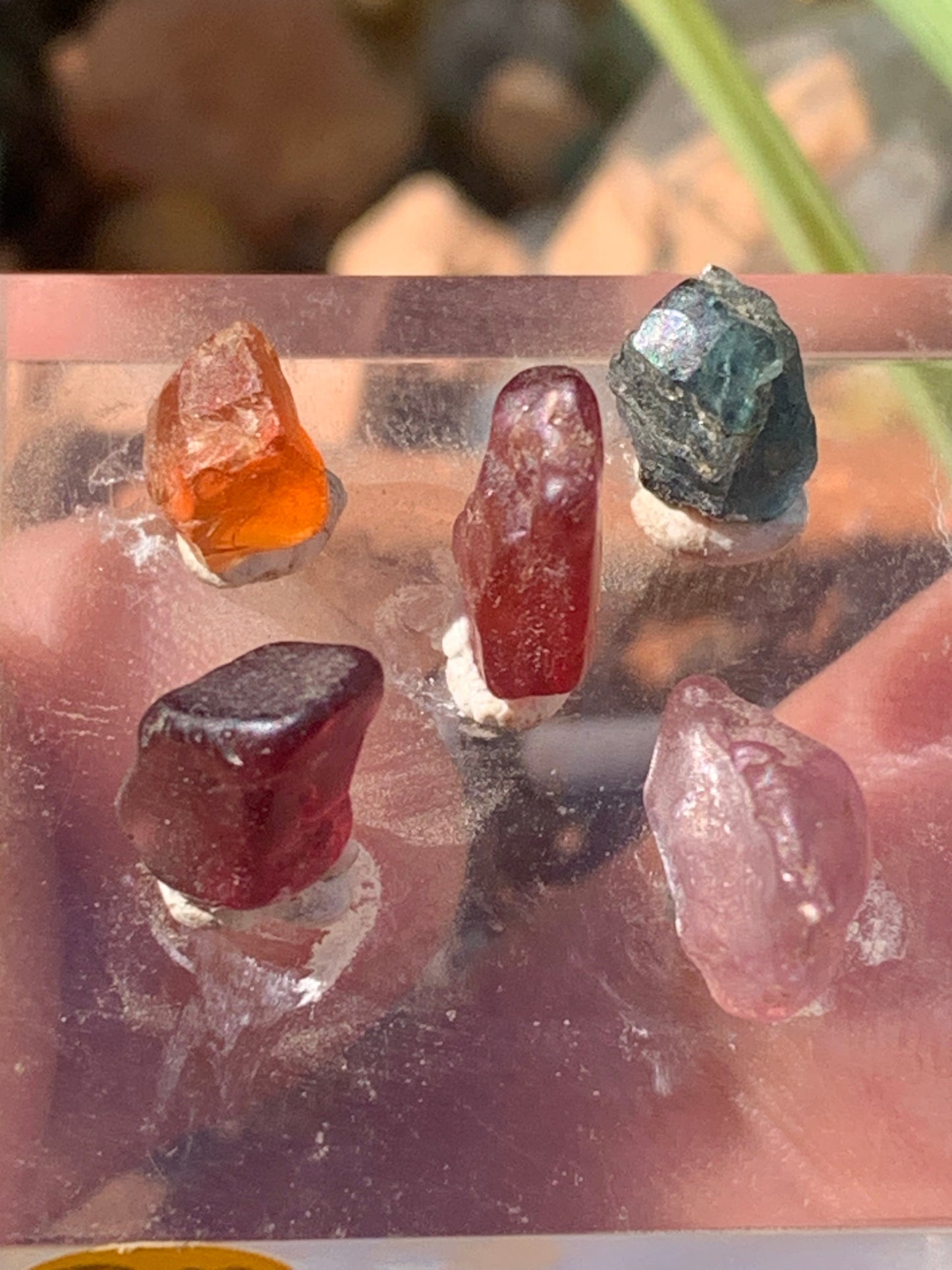 Spinelle, lot de 5 cristaux bruts de 5mm x4 x3 environ - 11 carats. Parfait en bijouterie, collection ,exposition...