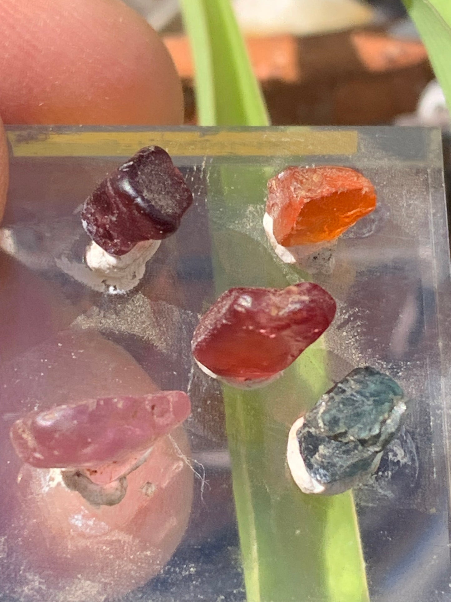 Spinelle, lot de 5 cristaux bruts de 5mm x4 x3 environ - 11 carats. Parfait en bijouterie, collection ,exposition...