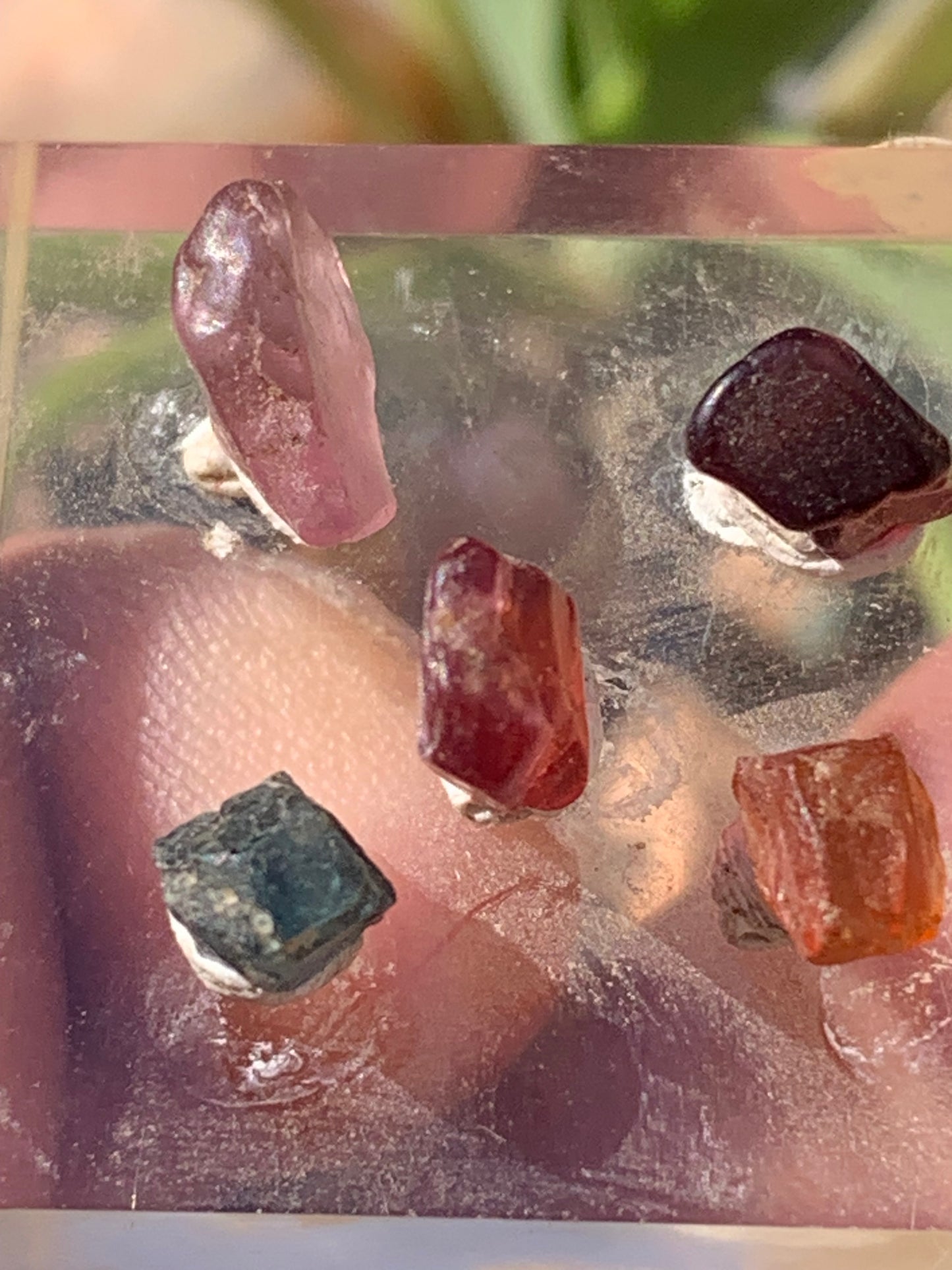 Spinelle, lot de 5 cristaux bruts de 5mm x4 x3 environ - 11 carats. Parfait en bijouterie, collection ,exposition...