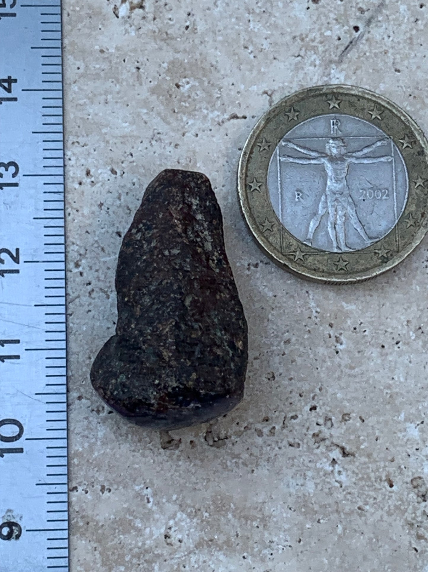 Rubis étoilé semi poli de 29mm x18 x14 - 12,1 grammes. Parfait en bijouterie, collection ,exposition...