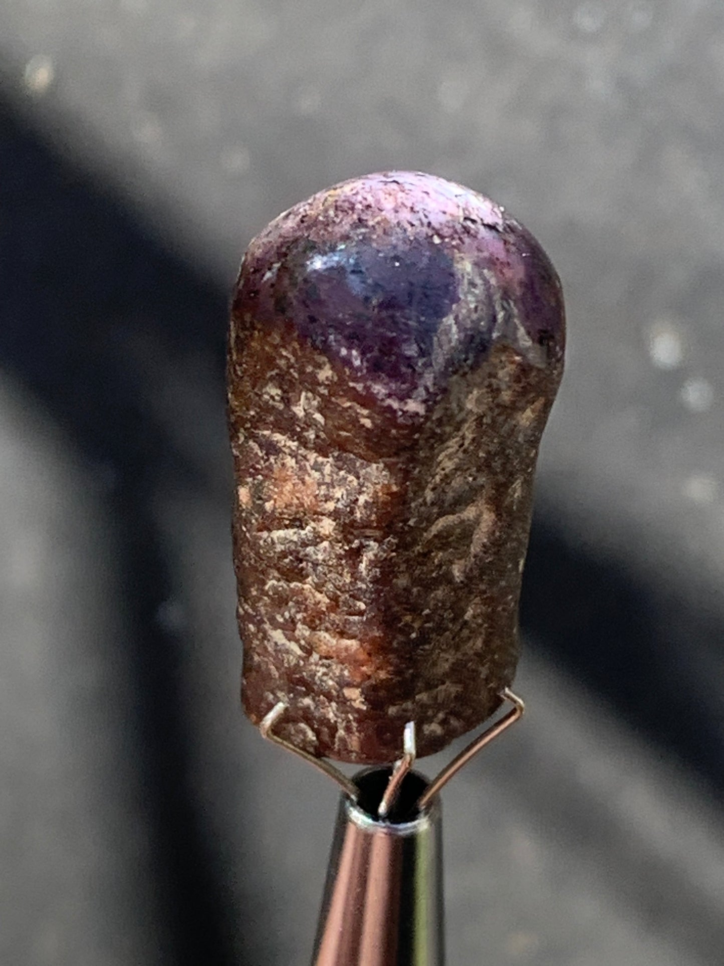 Rubis étoilé semi poli, de 29mm x12 x12 - 11 grammes. Parfait en bijouterie, collection ,exposition...