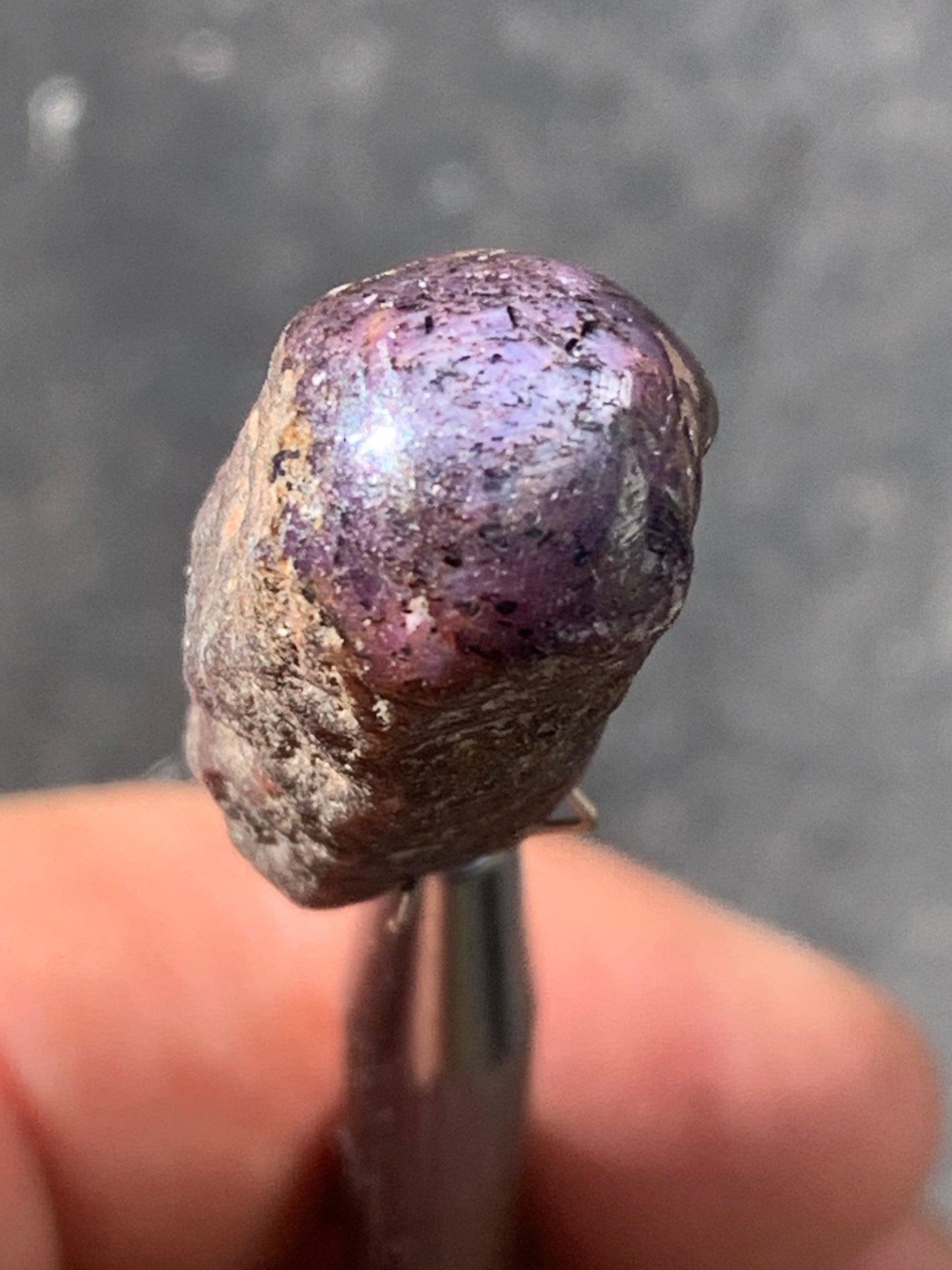 Rubis étoilé semi poli, de 29mm x12 x12 - 11 grammes. Parfait en bijouterie, collection ,exposition...