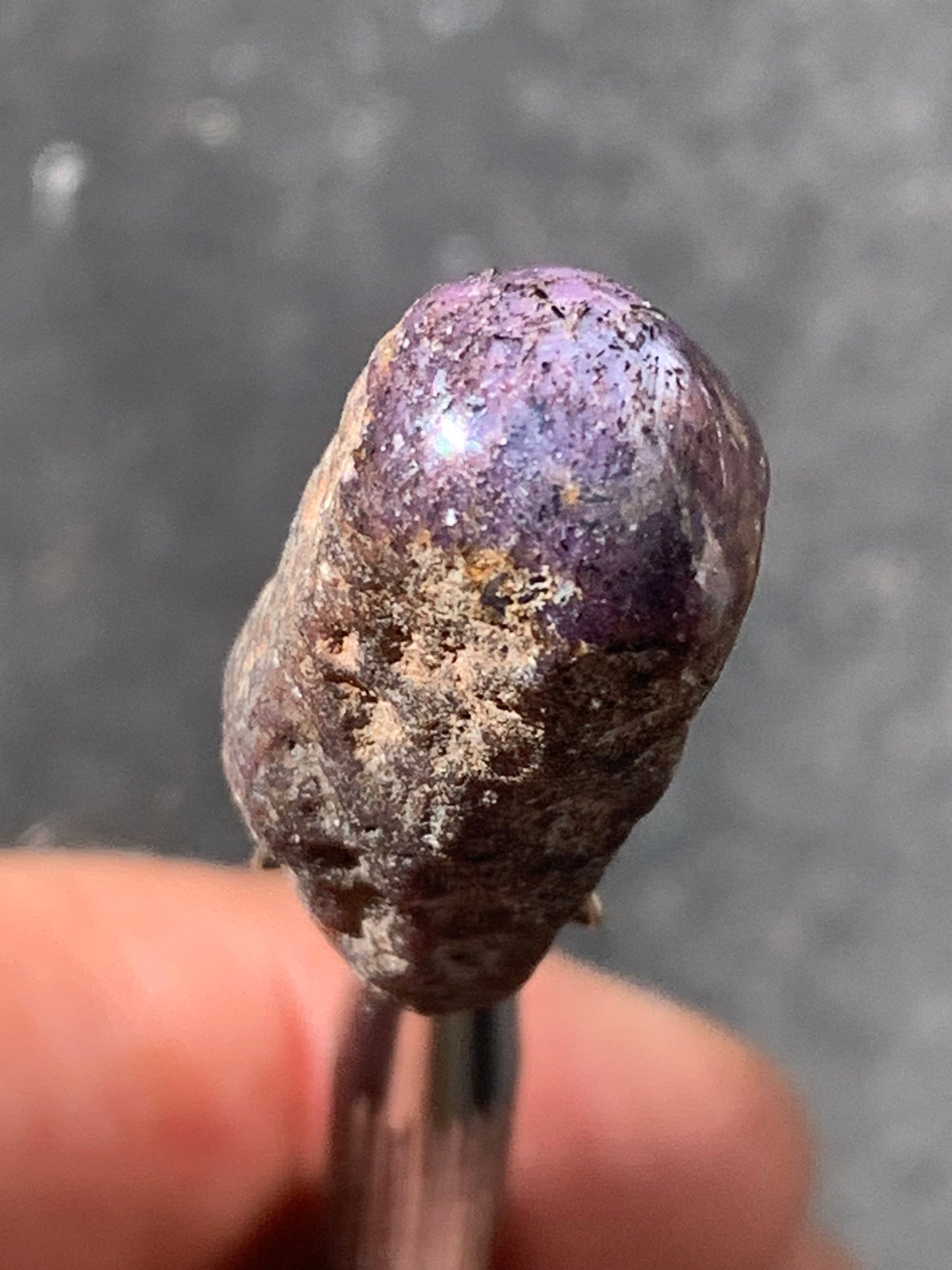 Rubis étoilé semi poli, de 29mm x12 x12 - 11 grammes. Parfait en bijouterie, collection ,exposition...