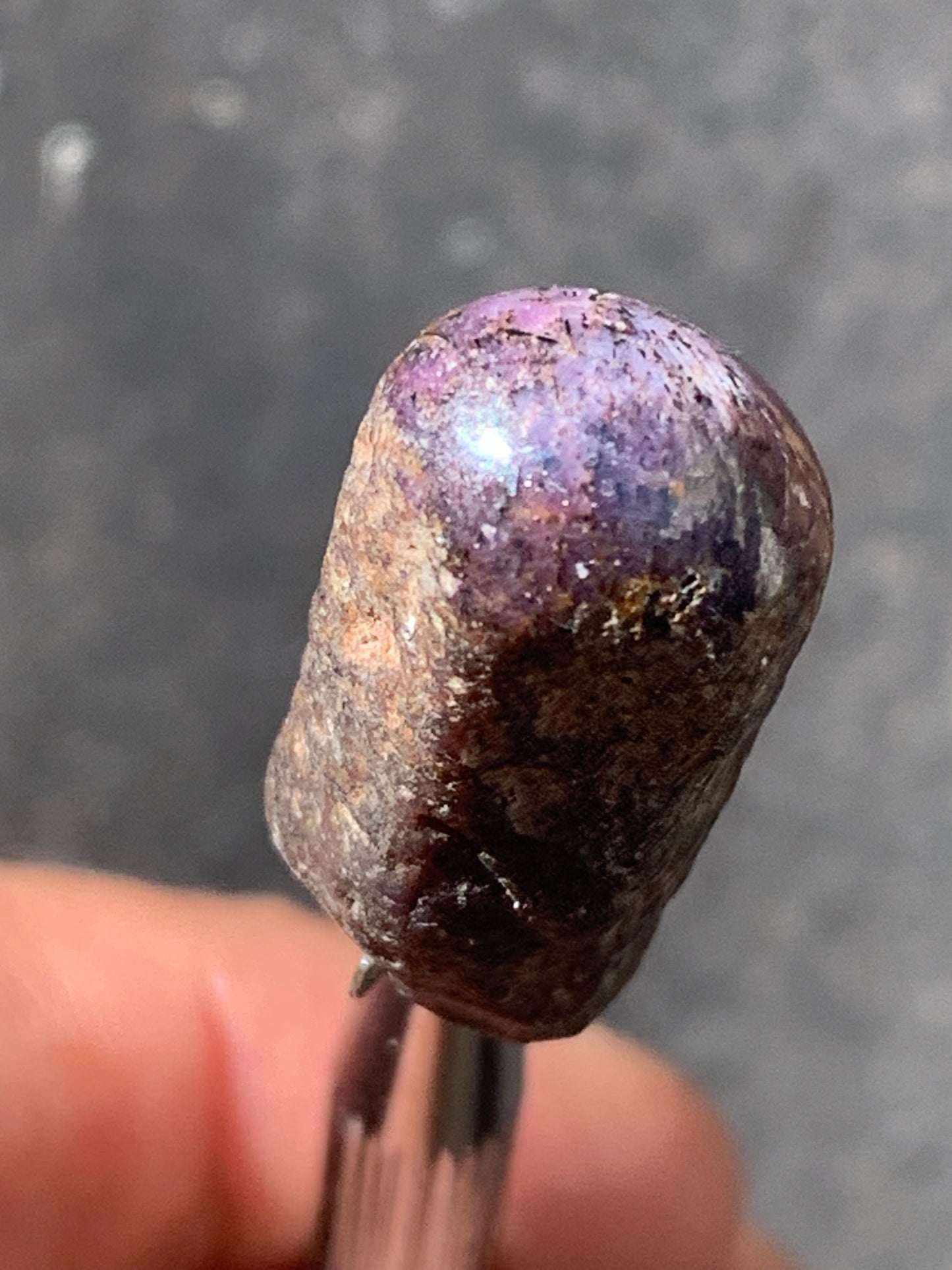 Rubis étoilé semi poli, de 29mm x12 x12 - 11 grammes. Parfait en bijouterie, collection ,exposition...