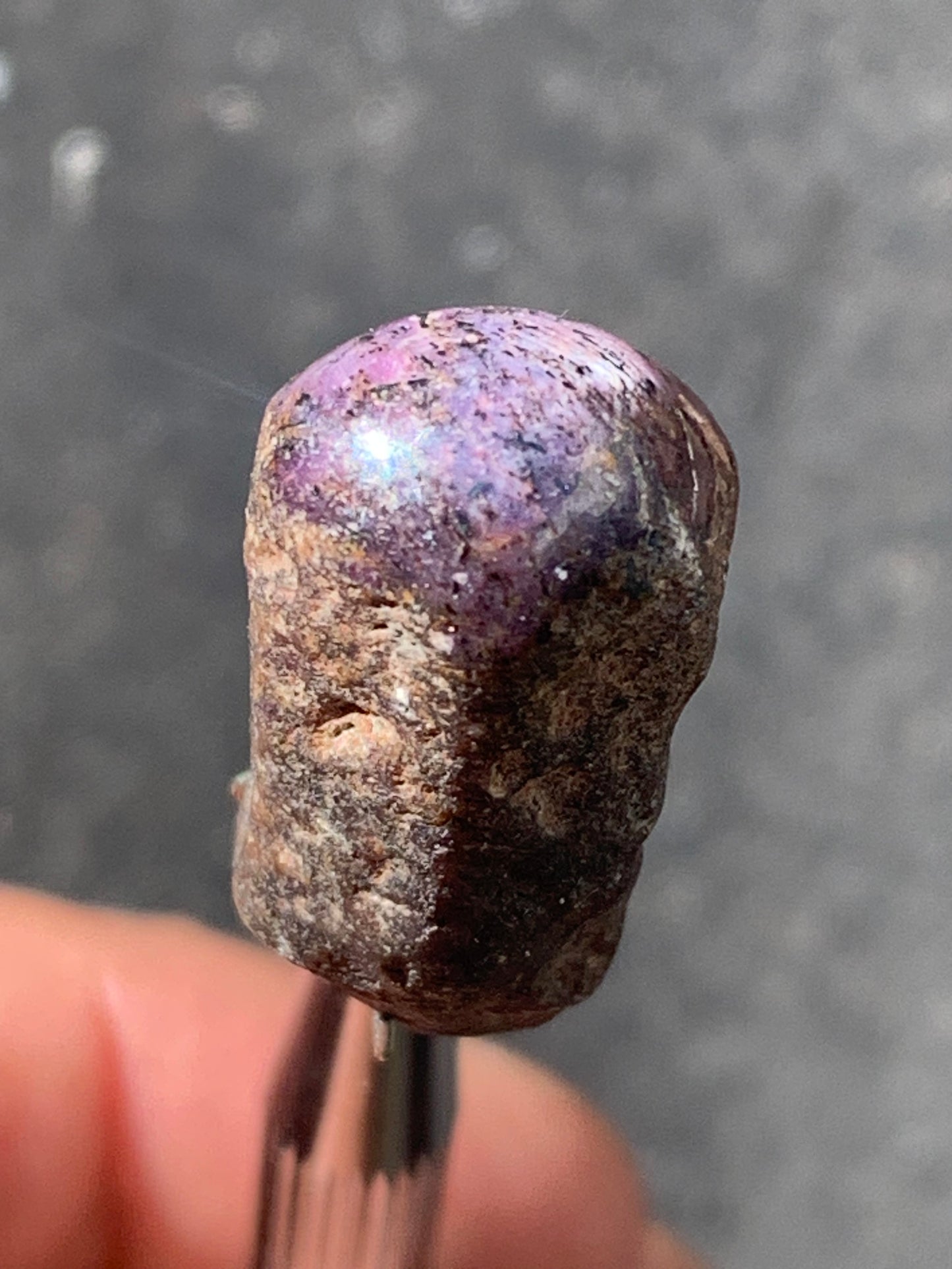 Rubis étoilé semi poli, de 29mm x12 x12 - 11 grammes. Parfait en bijouterie, collection ,exposition...
