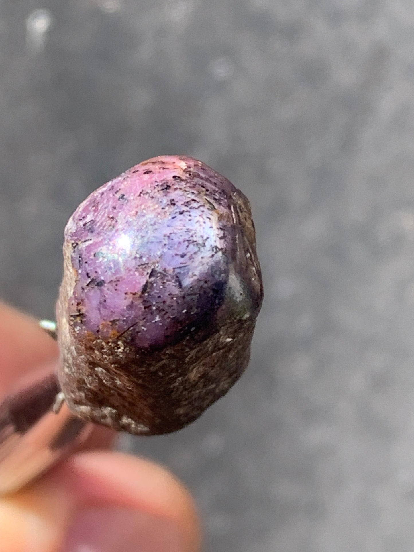 Rubis étoilé semi poli, de 29mm x12 x12 - 11 grammes. Parfait en bijouterie, collection ,exposition...