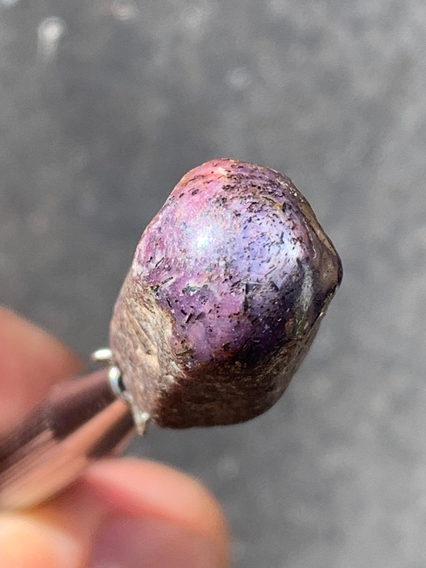Rubis étoilé semi poli, de 29mm x12 x12 - 11 grammes. Parfait en bijouterie, collection ,exposition...