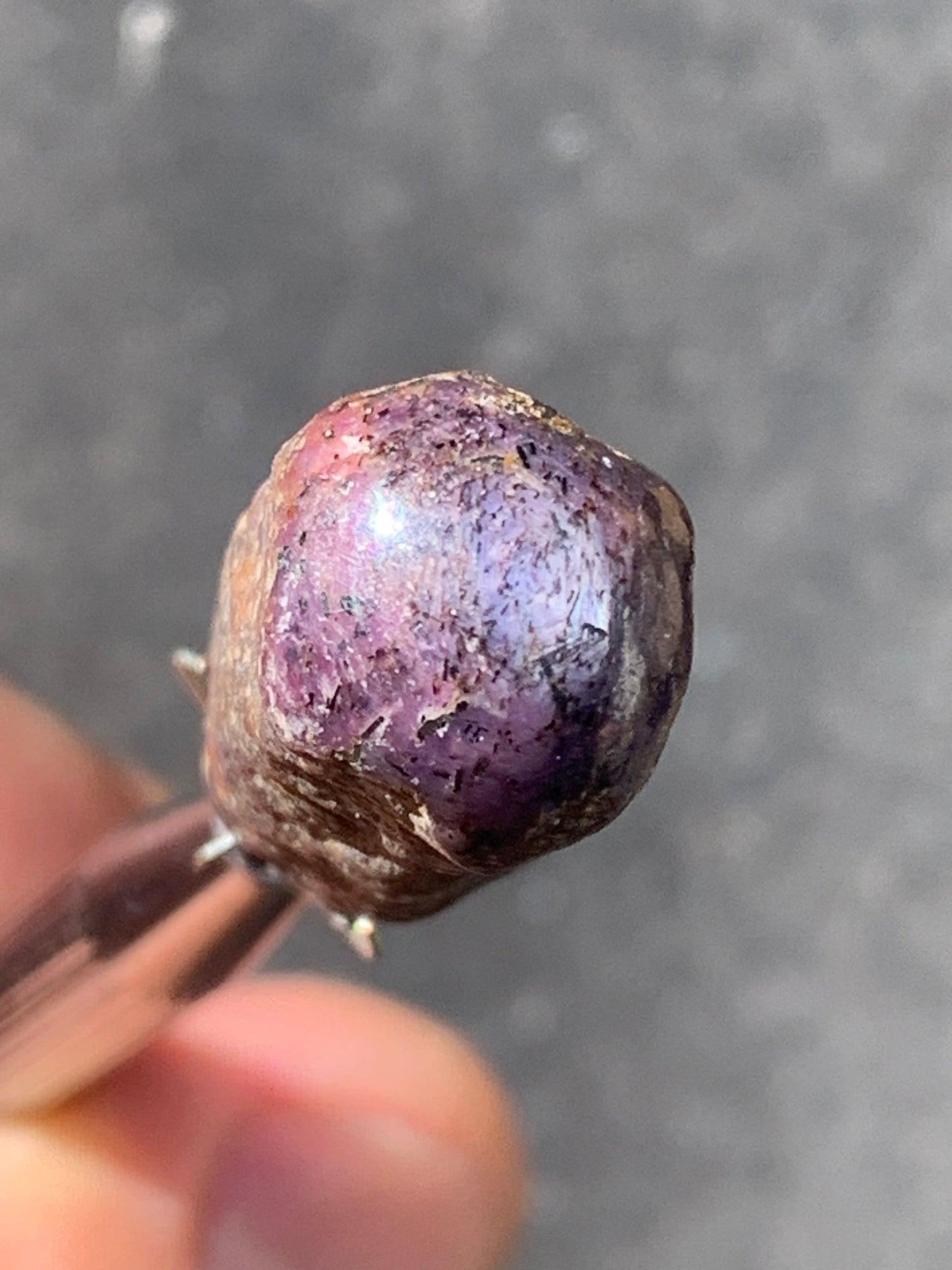 Rubis étoilé semi poli, de 29mm x12 x12 - 11 grammes. Parfait en bijouterie, collection ,exposition...