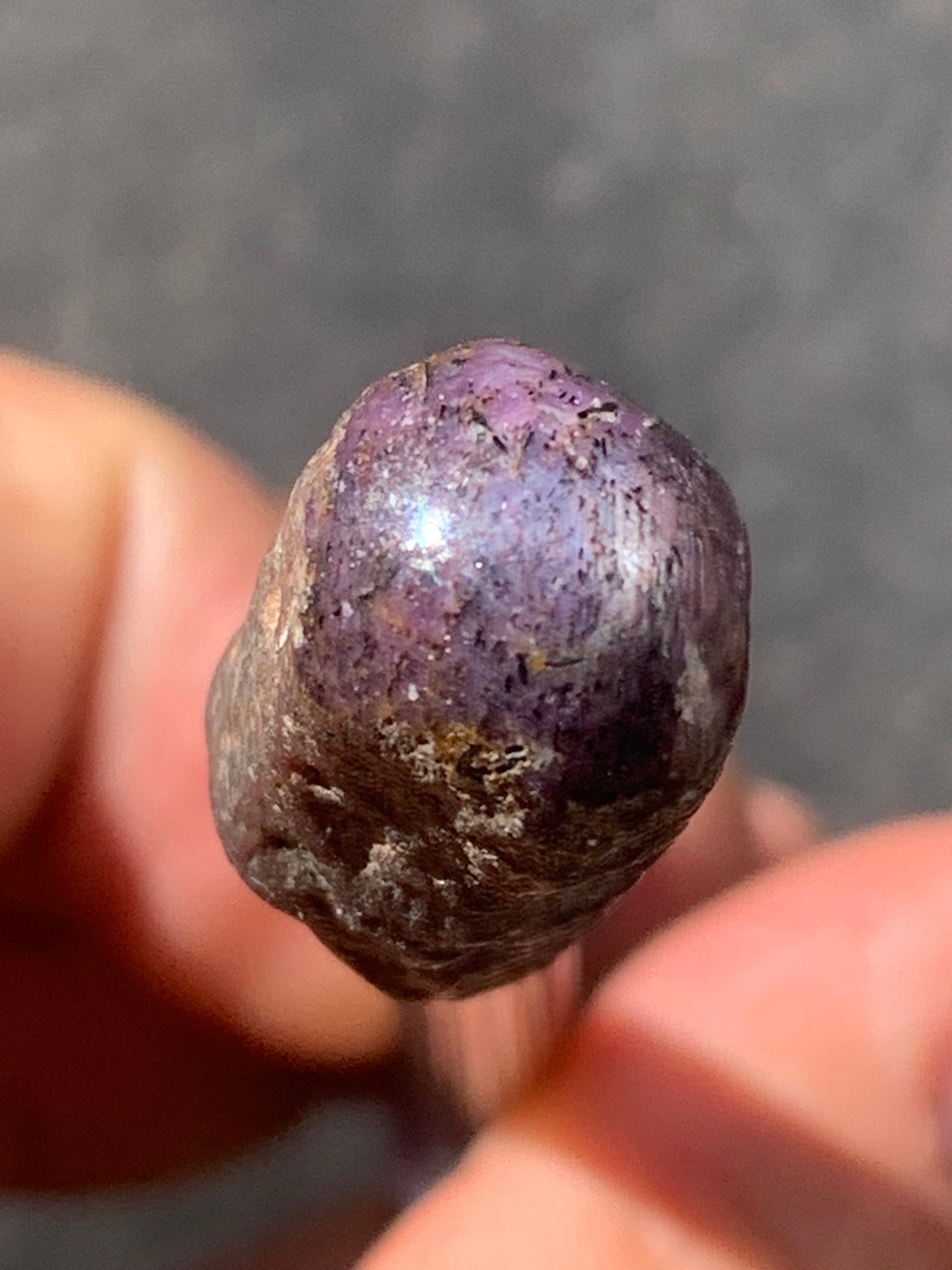 Rubis étoilé semi poli, de 29mm x12 x12 - 11 grammes. Parfait en bijouterie, collection ,exposition...