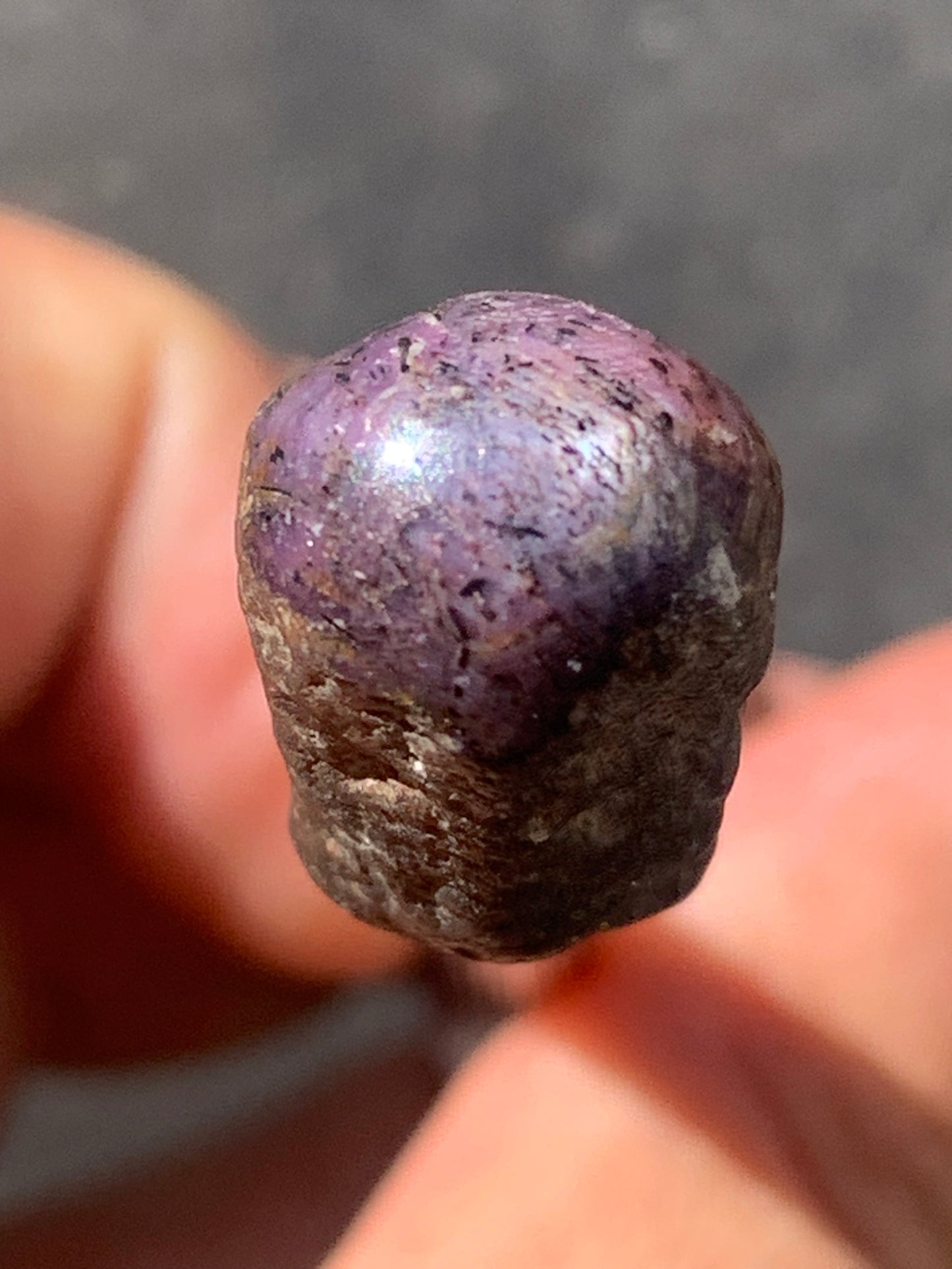 Rubis étoilé semi poli, de 29mm x12 x12 - 11 grammes. Parfait en bijouterie, collection ,exposition...