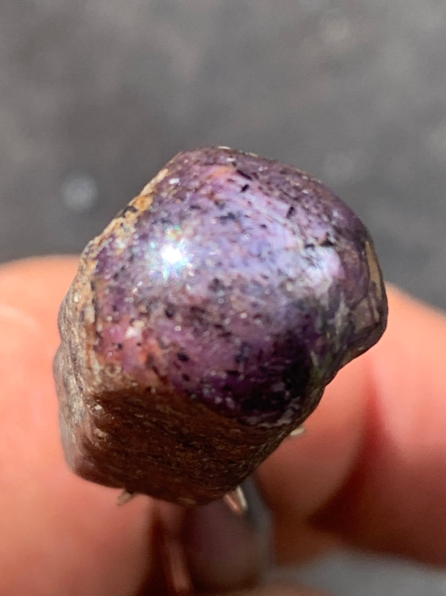 Rubis étoilé semi poli, de 29mm x12 x12 - 11 grammes. Parfait en bijouterie, collection ,exposition...