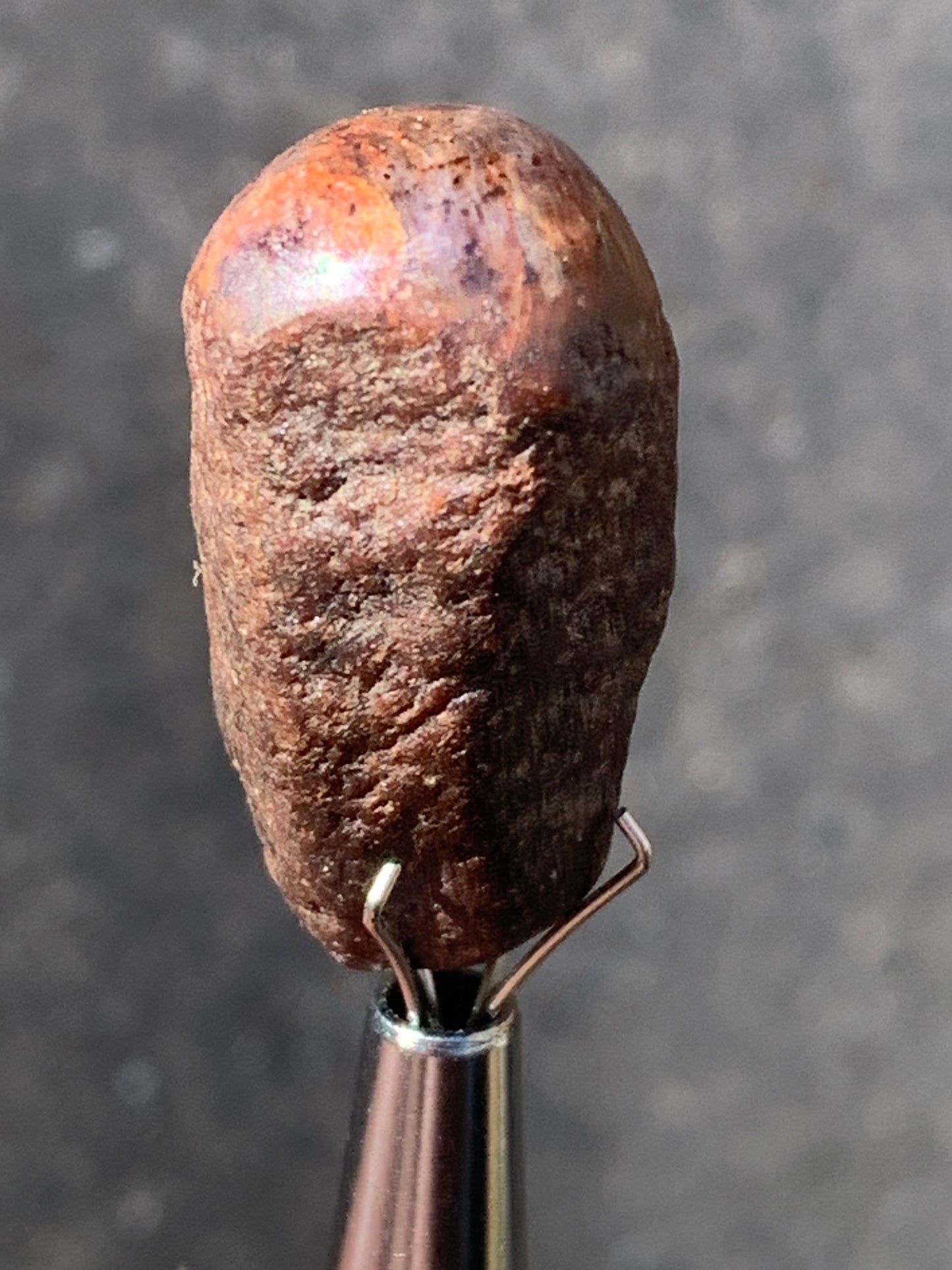 Rubis étoilé semi poli, de 25mm x14 x12 - 9,1 grammes. Parfait en bijouterie, collection ,exposition...