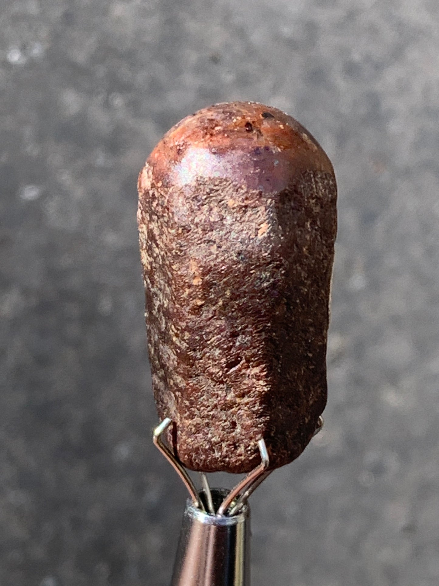 Rubis étoilé semi poli, de 25mm x14 x12 - 9,1 grammes. Parfait en bijouterie, collection ,exposition...