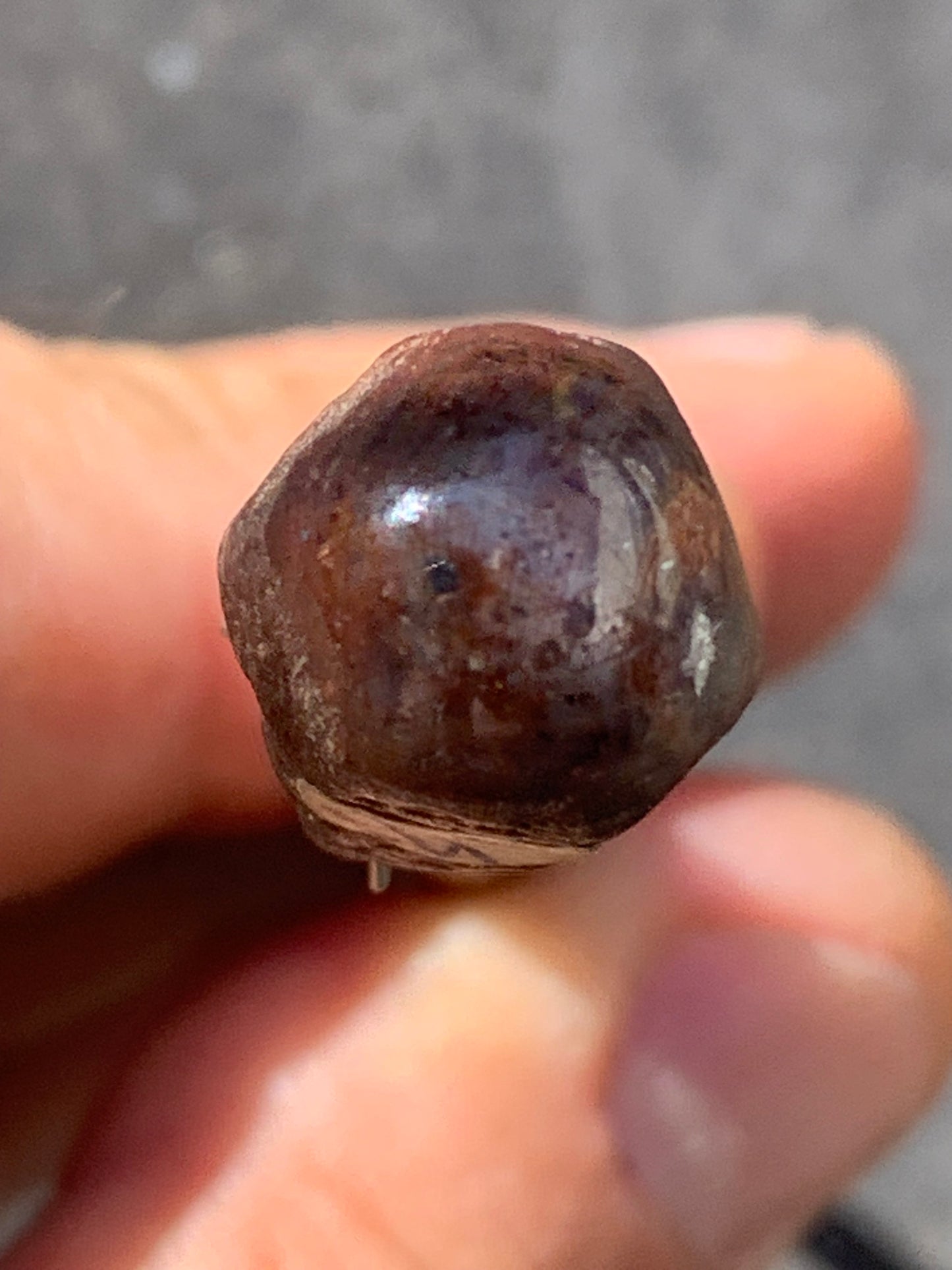Rubis étoilé semi poli, de 25mm x14 x12 - 9,1 grammes. Parfait en bijouterie, collection ,exposition...