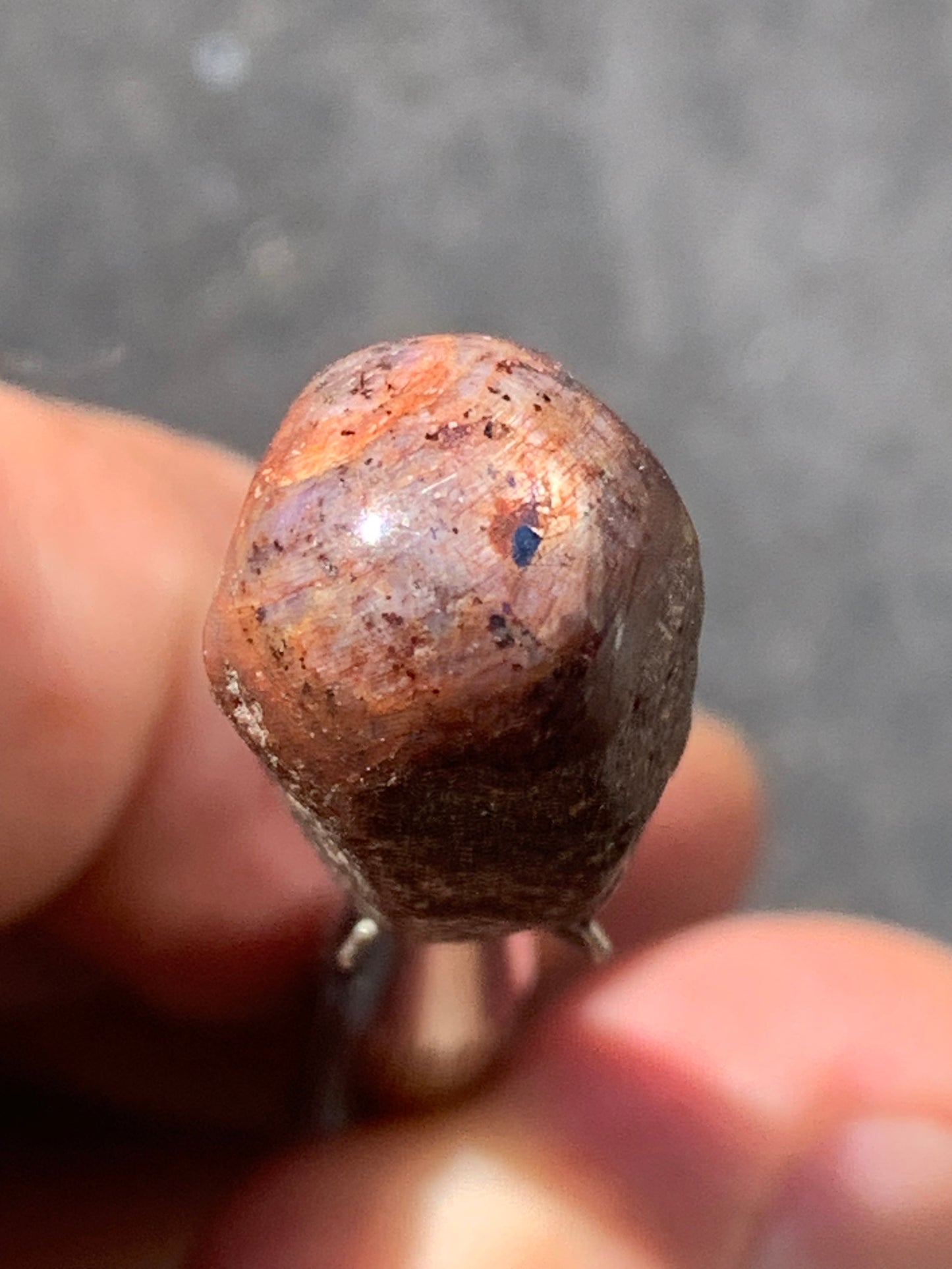 Rubis étoilé semi poli, de 25mm x14 x12 - 9,1 grammes. Parfait en bijouterie, collection ,exposition...