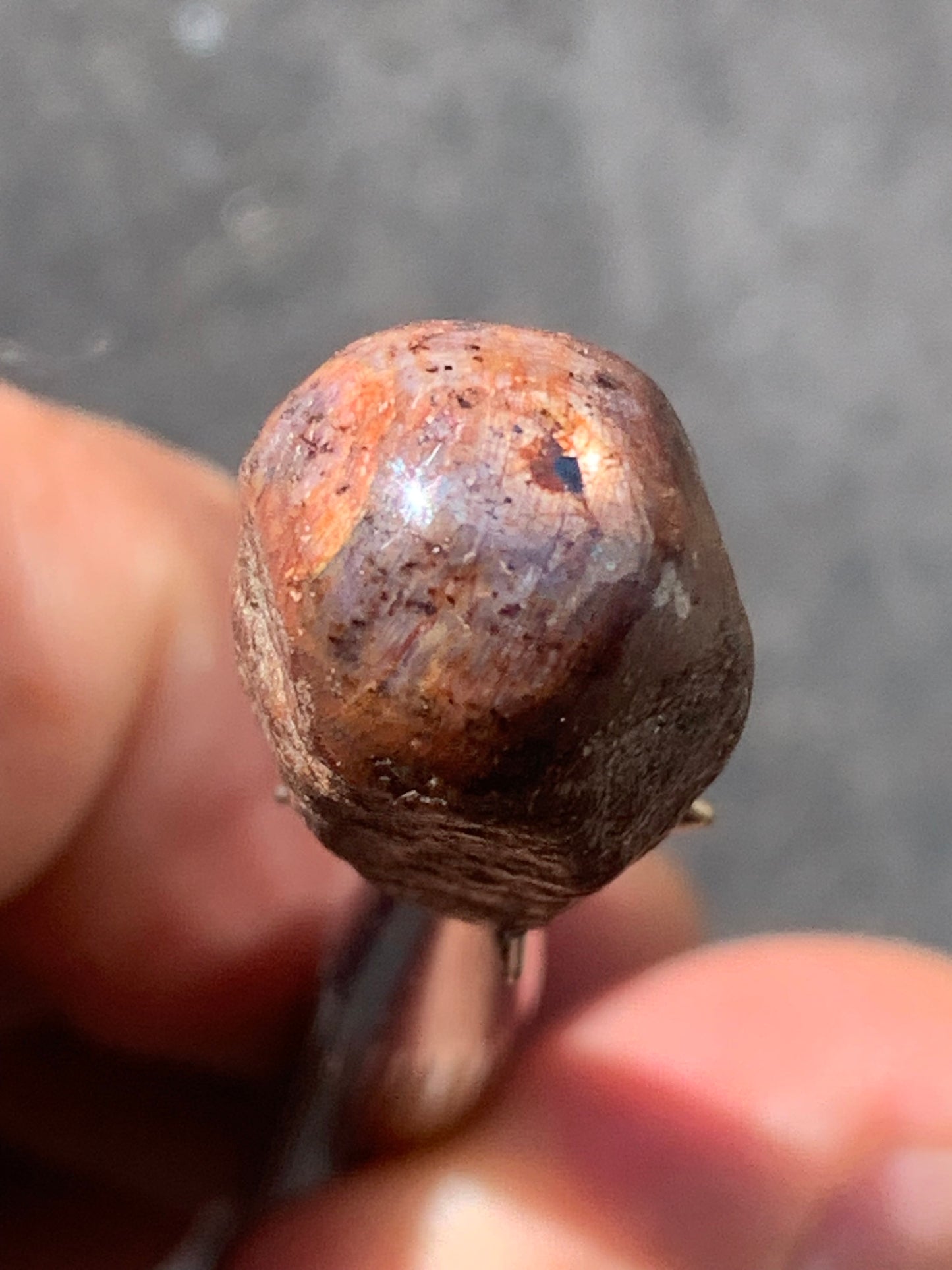 Rubis étoilé semi poli, de 25mm x14 x12 - 9,1 grammes. Parfait en bijouterie, collection ,exposition...