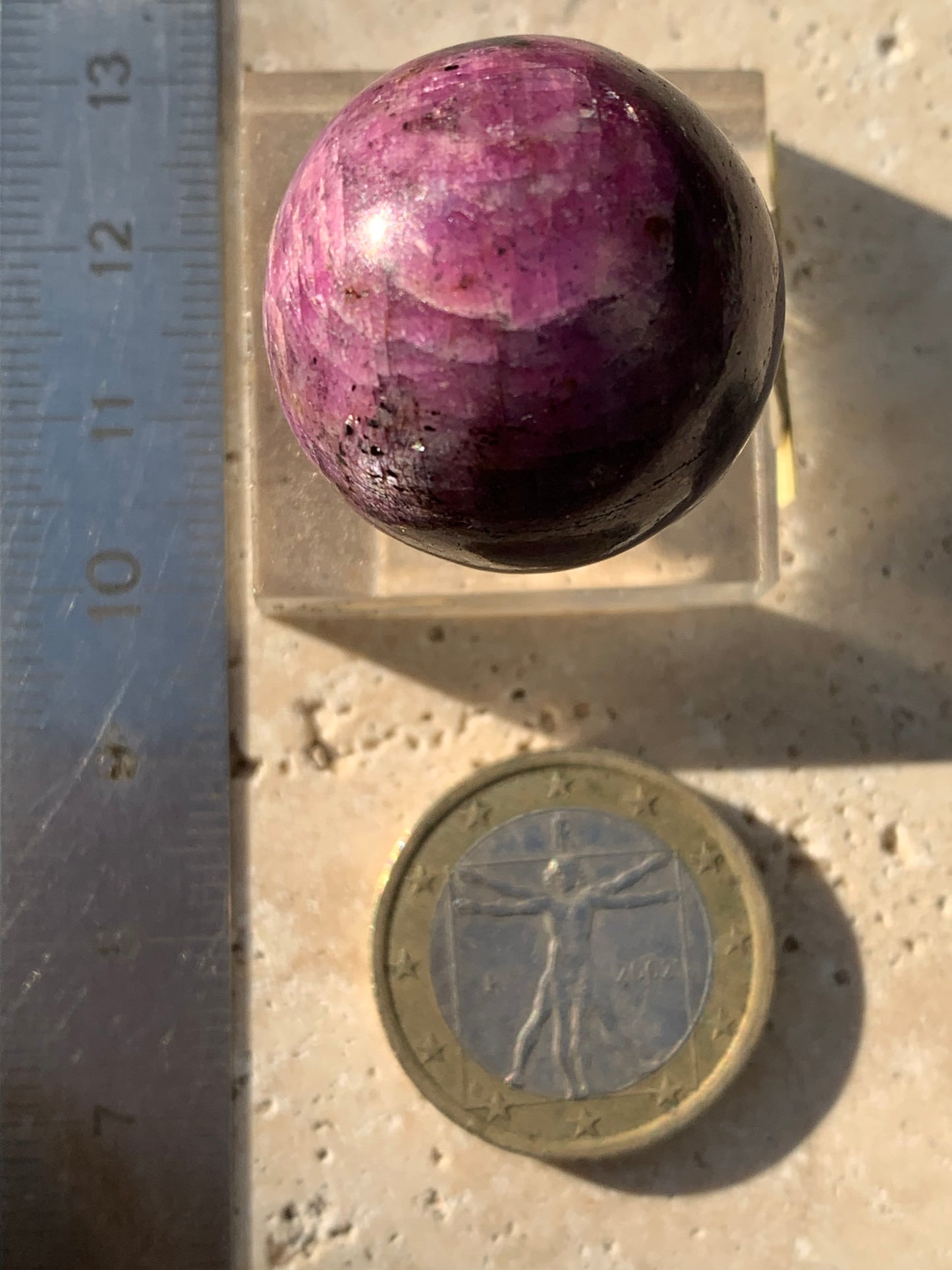 Sphère en rubis de 25 millimètres, de 32 grammes. Magnifique qualité ! Parfait en lithothérapie, collection, exposition...!