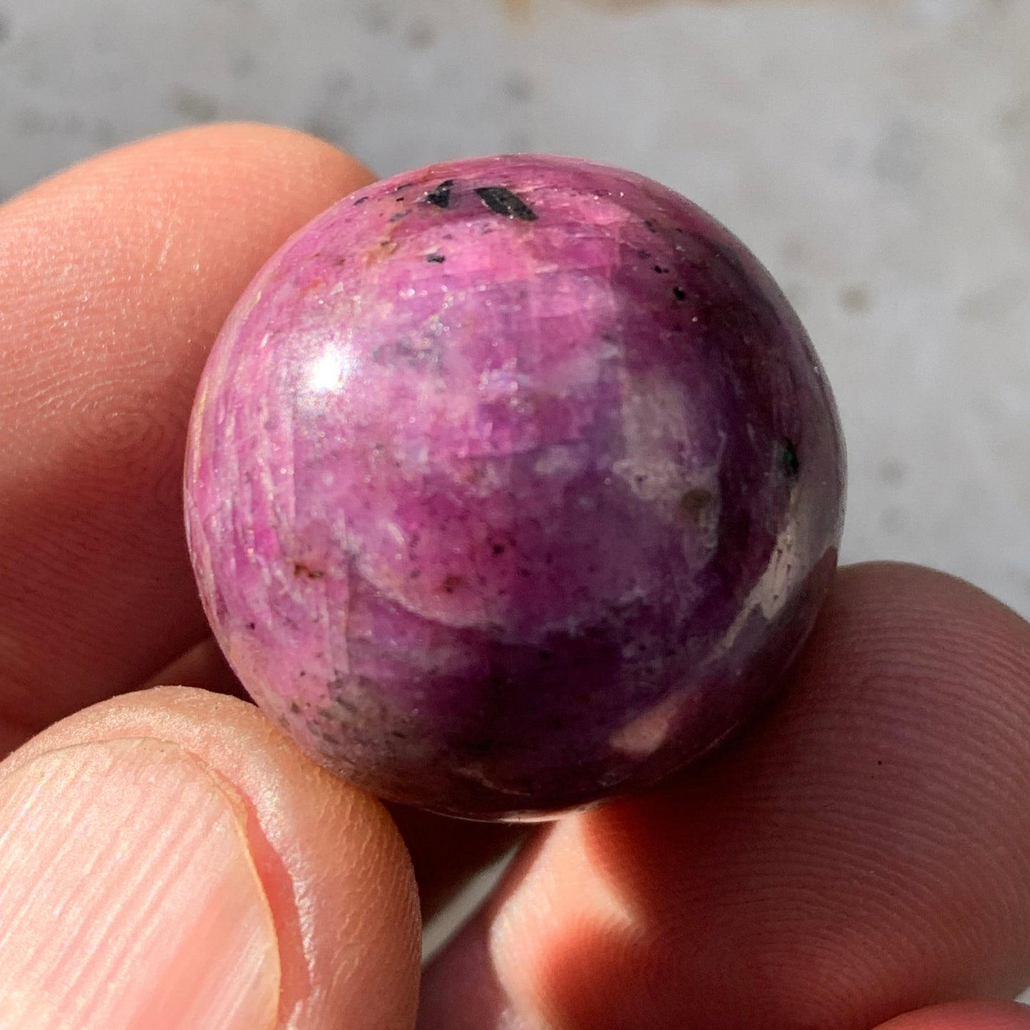 Sphère en rubis de 25 millimètres, de 32 grammes. Magnifique qualité ! Parfait en lithothérapie, collection, exposition...!