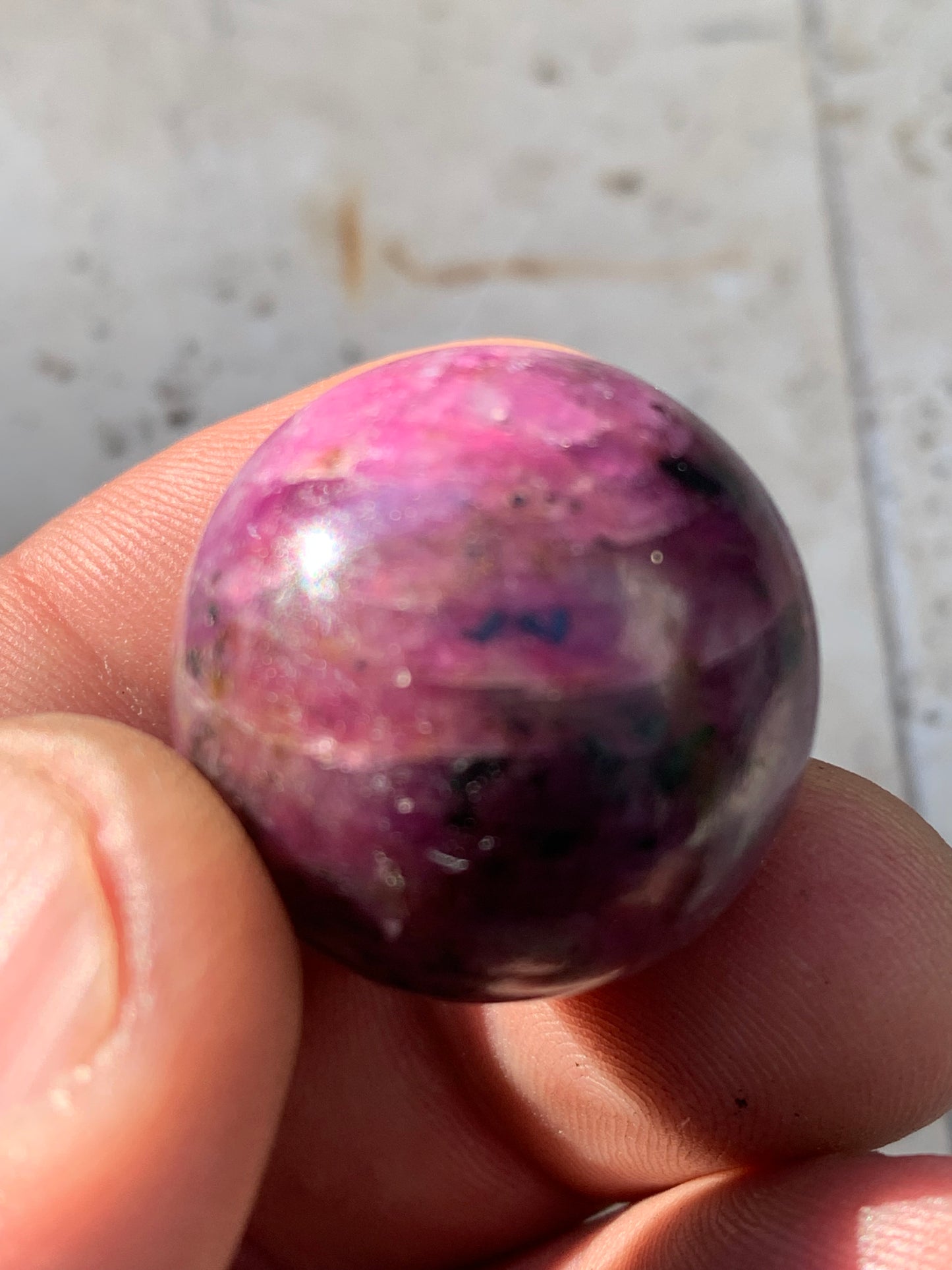 Sphère en rubis de 25 millimètres, de 32 grammes. Magnifique qualité ! Parfait en lithothérapie, collection, exposition...!