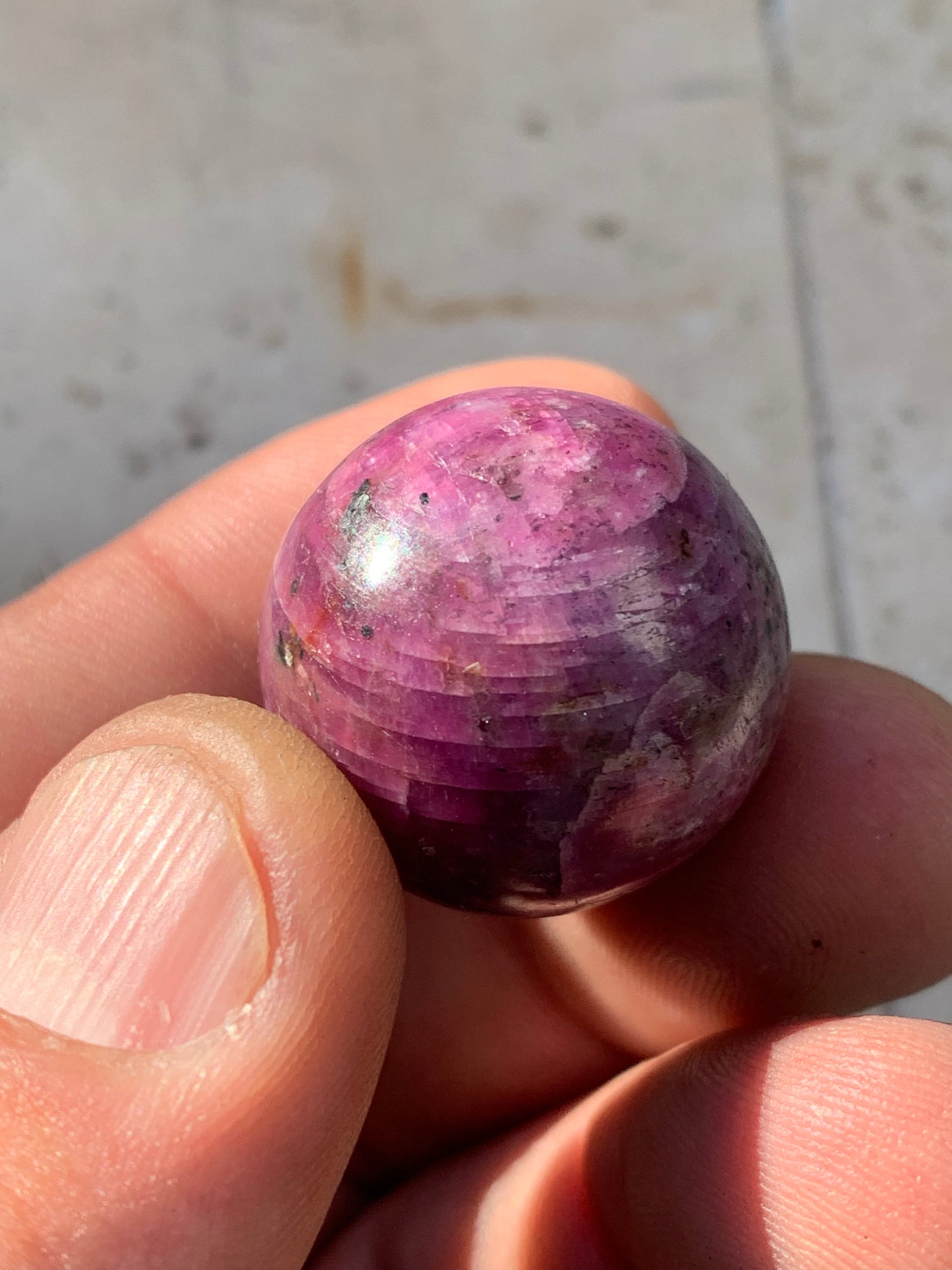 Sphère en rubis de 25 millimètres, de 32 grammes. Magnifique qualité ! Parfait en lithothérapie, collection, exposition...!