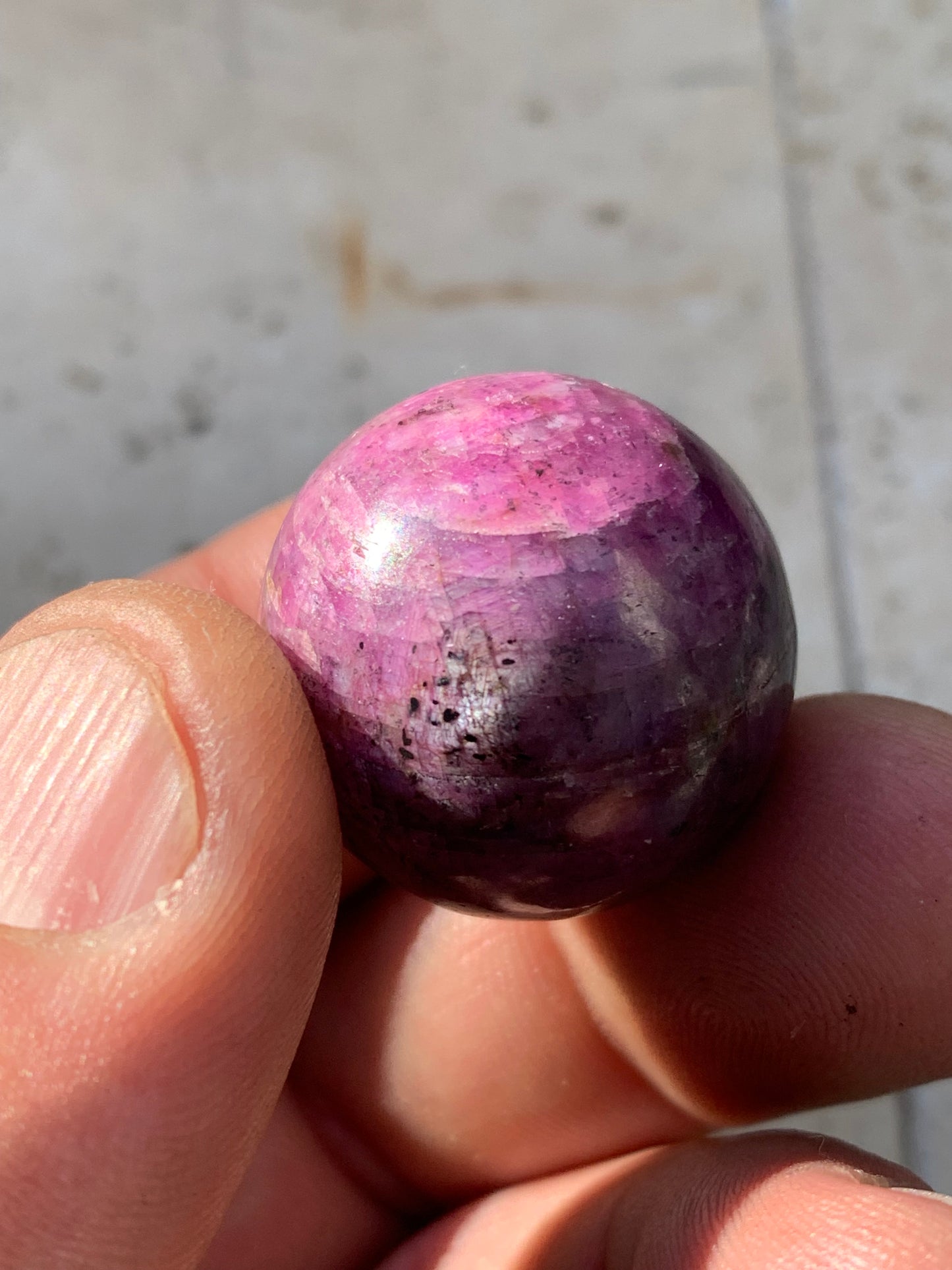 Sphère en rubis de 25 millimètres, de 32 grammes. Magnifique qualité ! Parfait en lithothérapie, collection, exposition...!