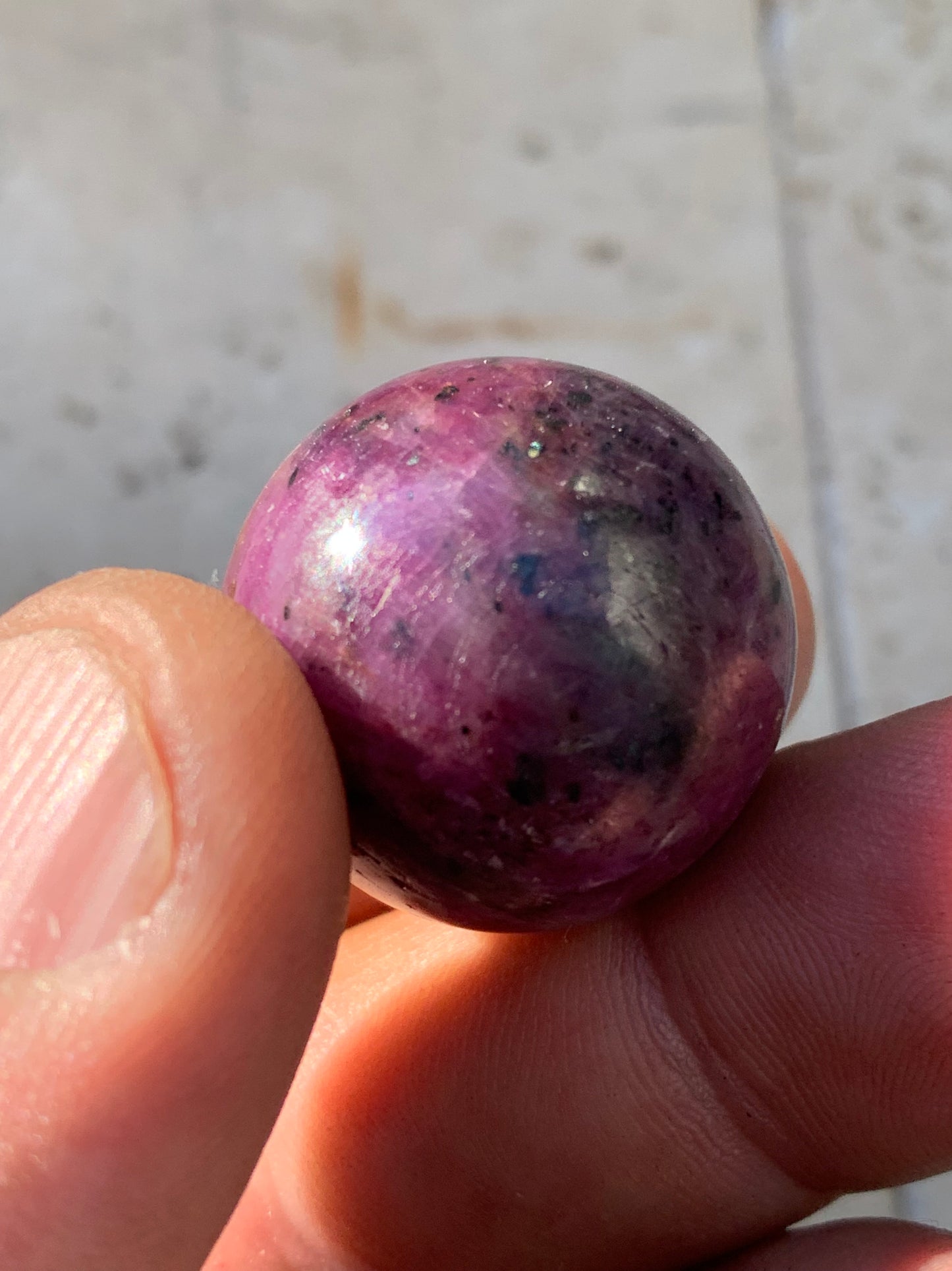 Sphère en rubis de 25 millimètres, de 32 grammes. Magnifique qualité ! Parfait en lithothérapie, collection, exposition...!