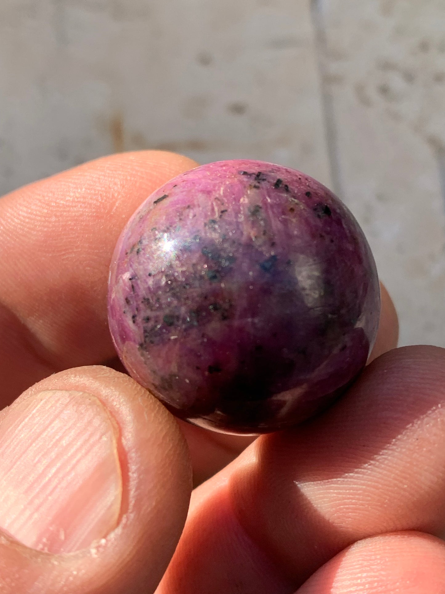Sphère en rubis de 25 millimètres, de 32 grammes. Magnifique qualité ! Parfait en lithothérapie, collection, exposition...!