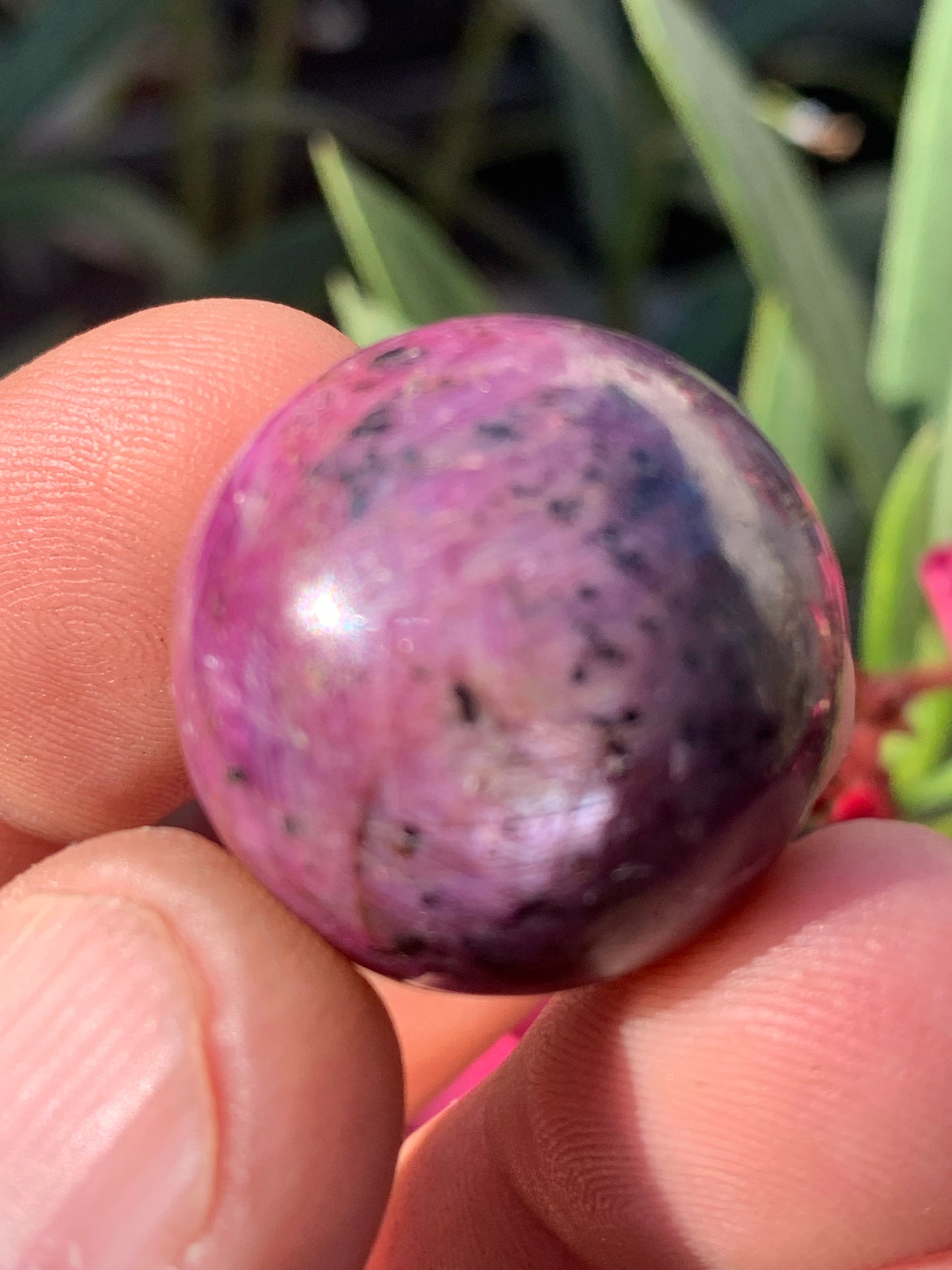 Sphère en rubis de 25 millimètres, de 32 grammes. Magnifique qualité ! Parfait en lithothérapie, collection, exposition...!