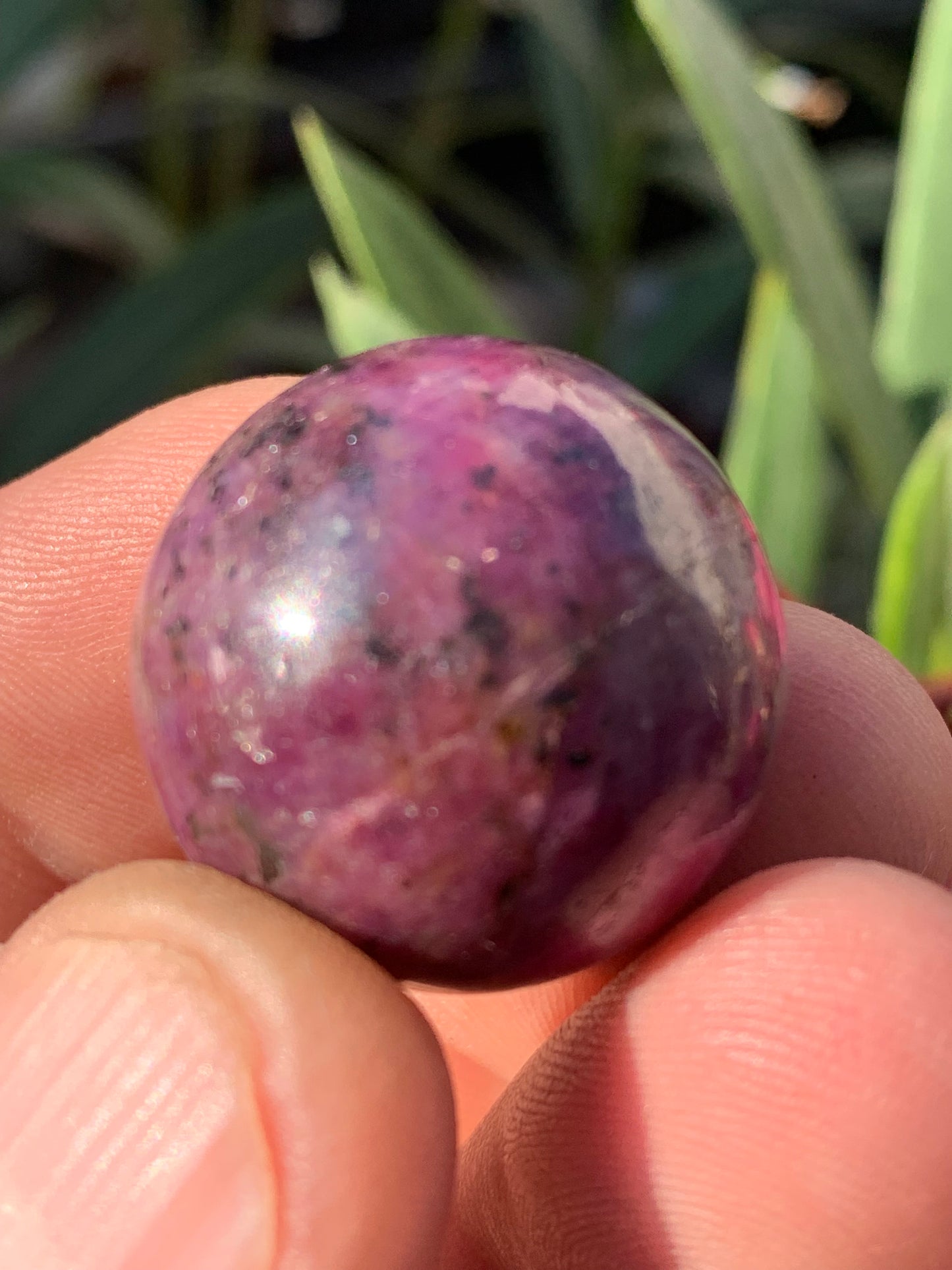 Sphère en rubis de 25 millimètres, de 32 grammes. Magnifique qualité ! Parfait en lithothérapie, collection, exposition...!