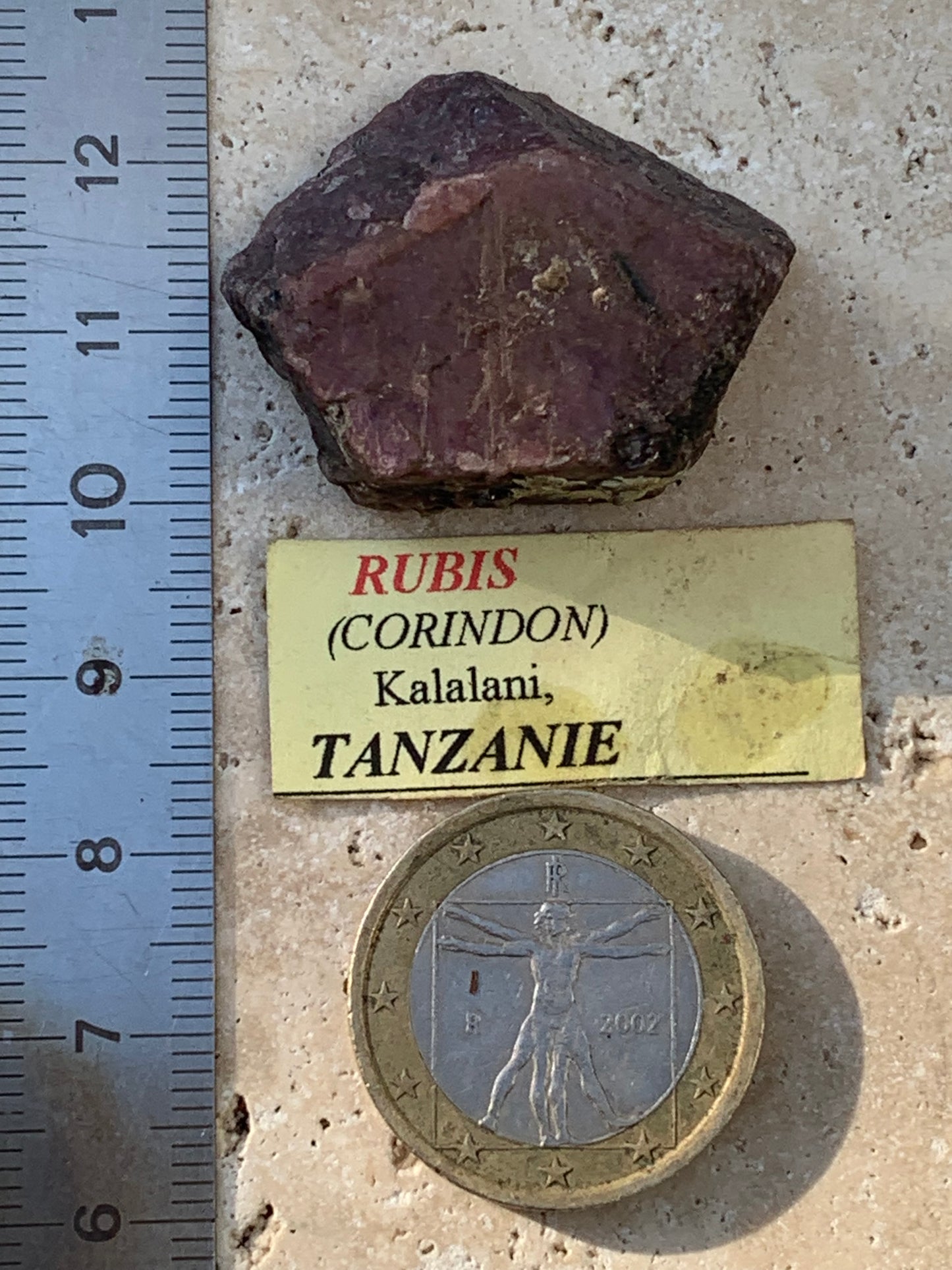 Rubis, corindon naturel de 33mm x26 x 11 - 18,6 grammes. Parfait en collection, exposition, lapidage...