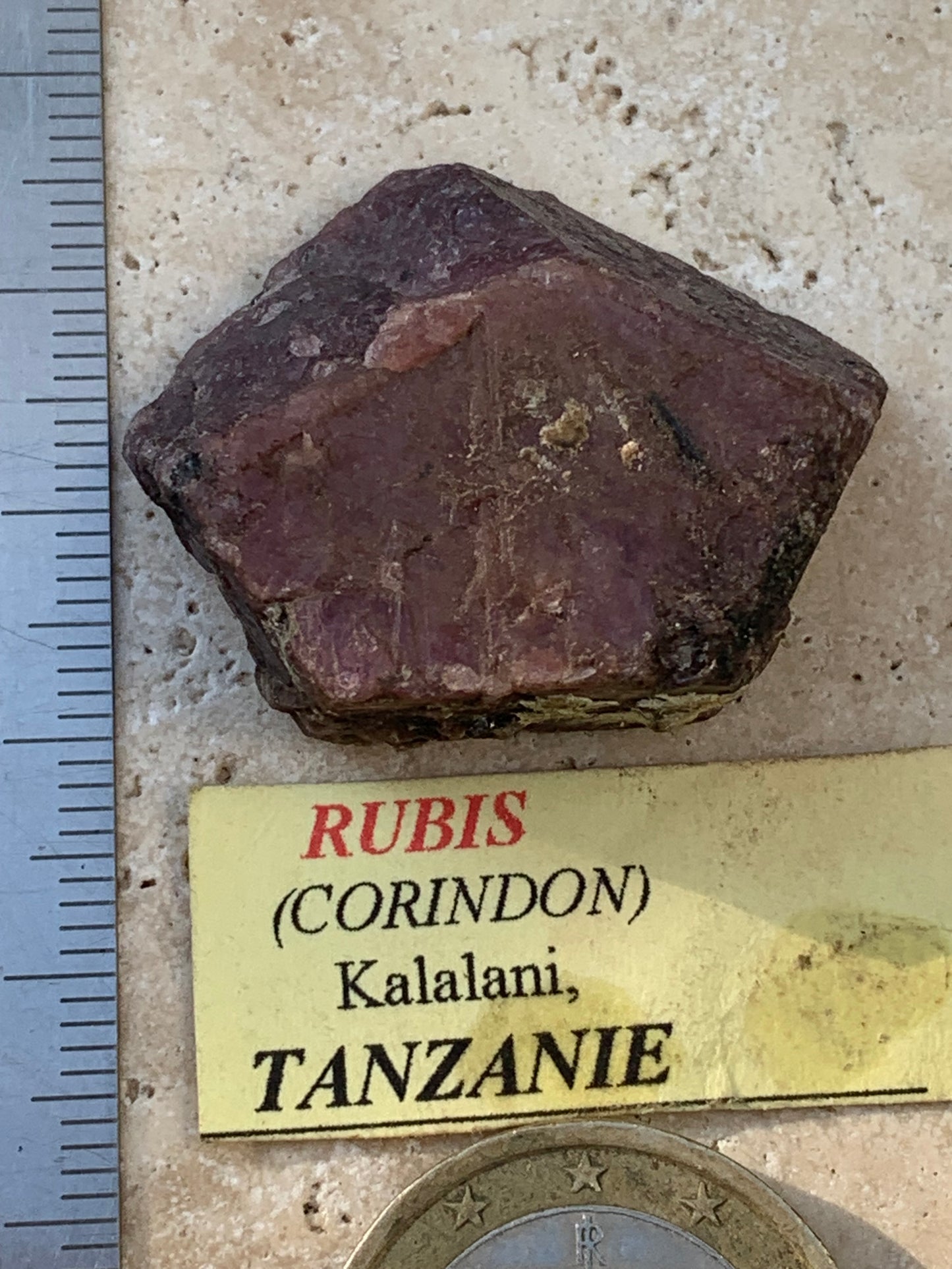 Rubis, corindon naturel de 33mm x26 x 11 - 18,6 grammes. Parfait en collection, exposition, lapidage...