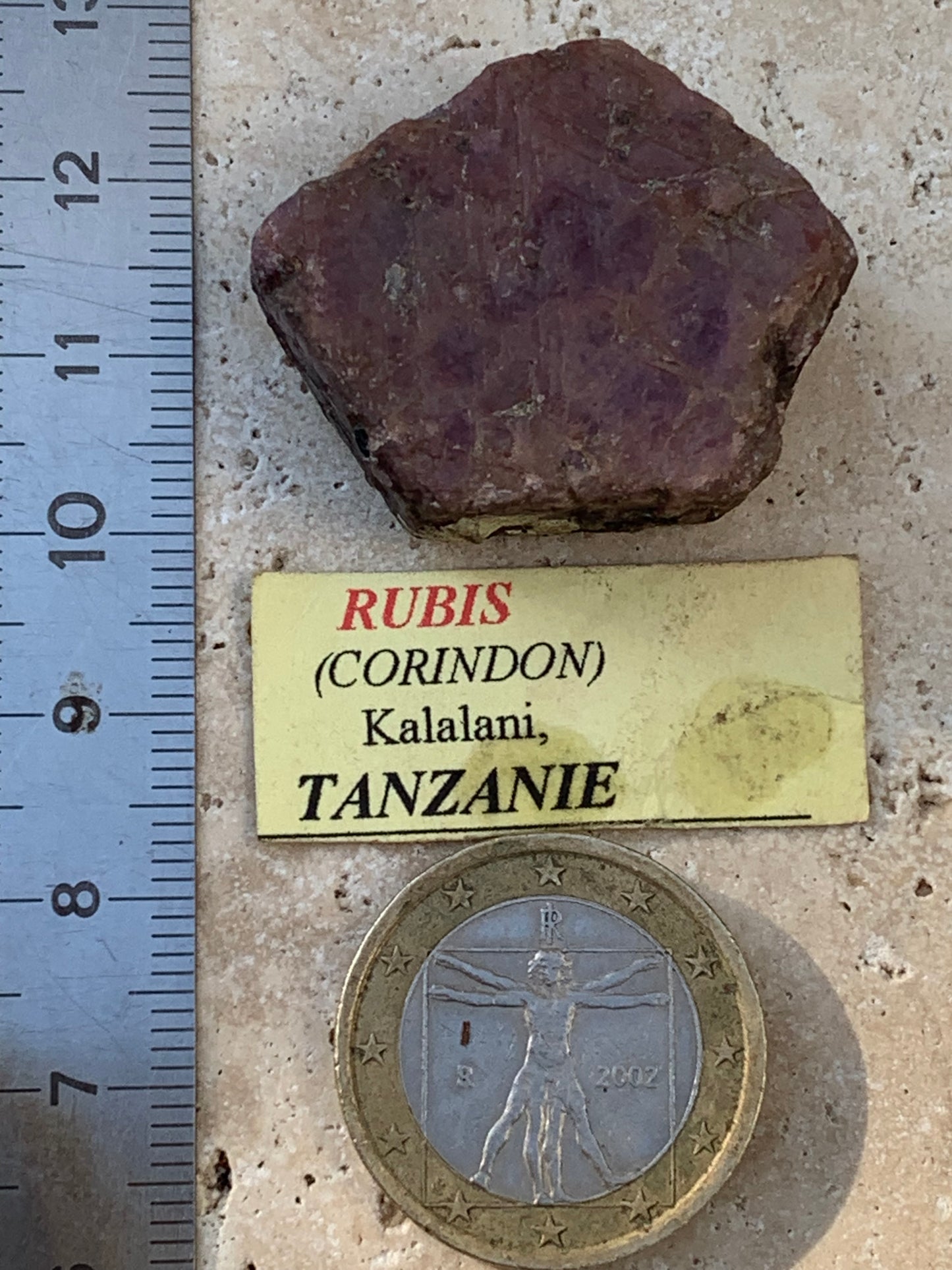 Rubis, corindon naturel de 33mm x26 x 11 - 18,6 grammes. Parfait en collection, exposition, lapidage...