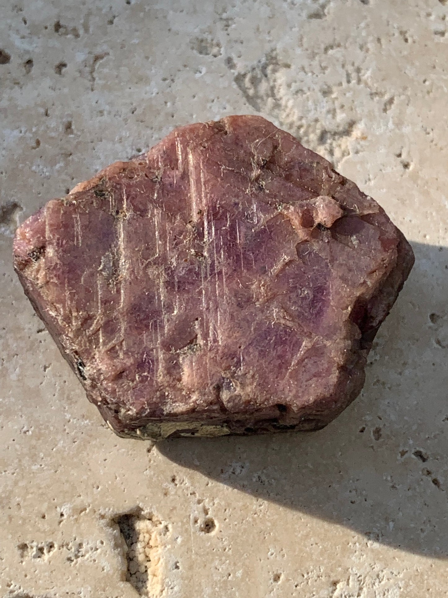Rubis, corindon naturel de 33mm x26 x 11 - 18,6 grammes. Parfait en collection, exposition, lapidage...