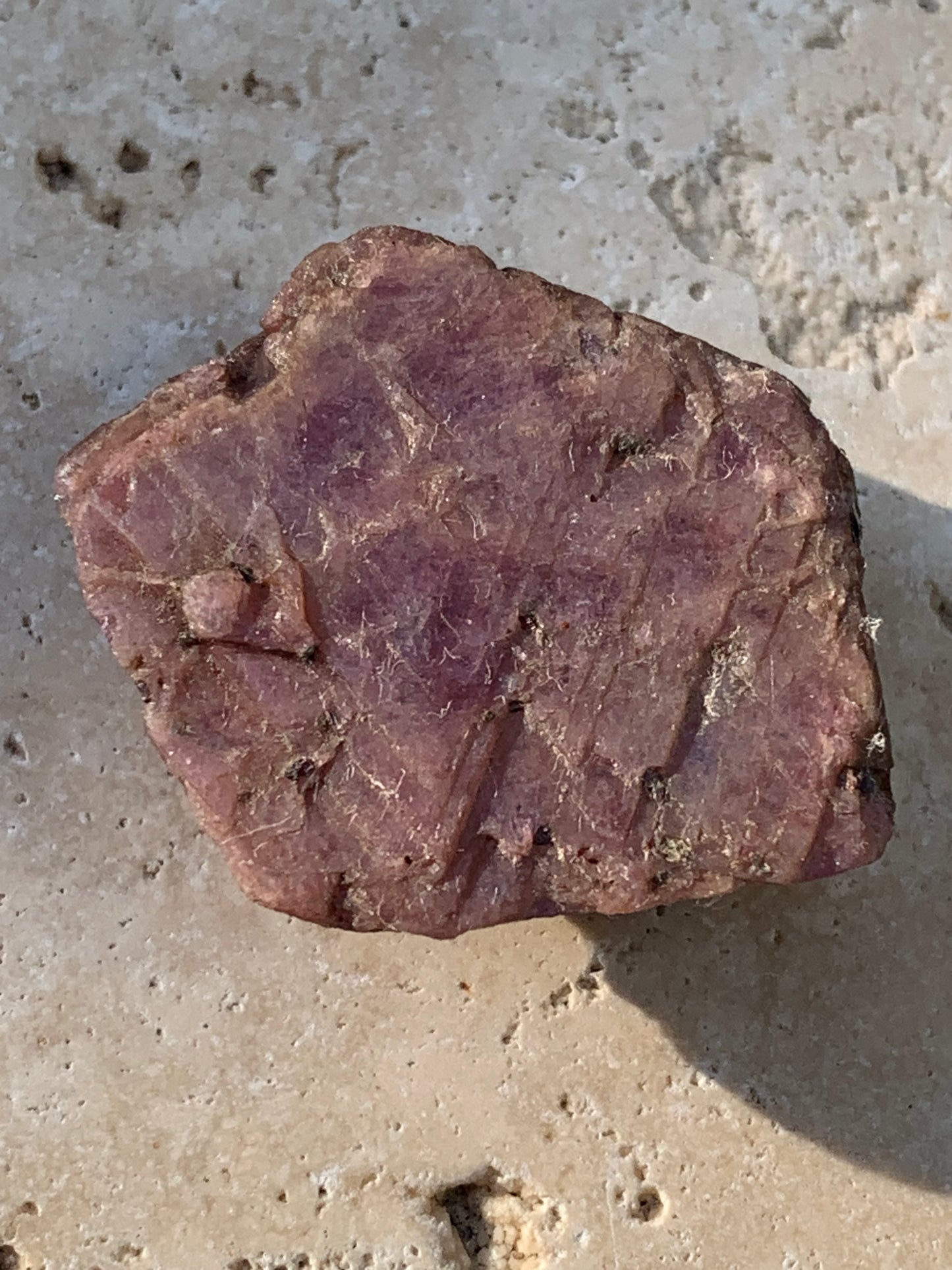 Rubis, corindon naturel de 33mm x26 x 11 - 18,6 grammes. Parfait en collection, exposition, lapidage...