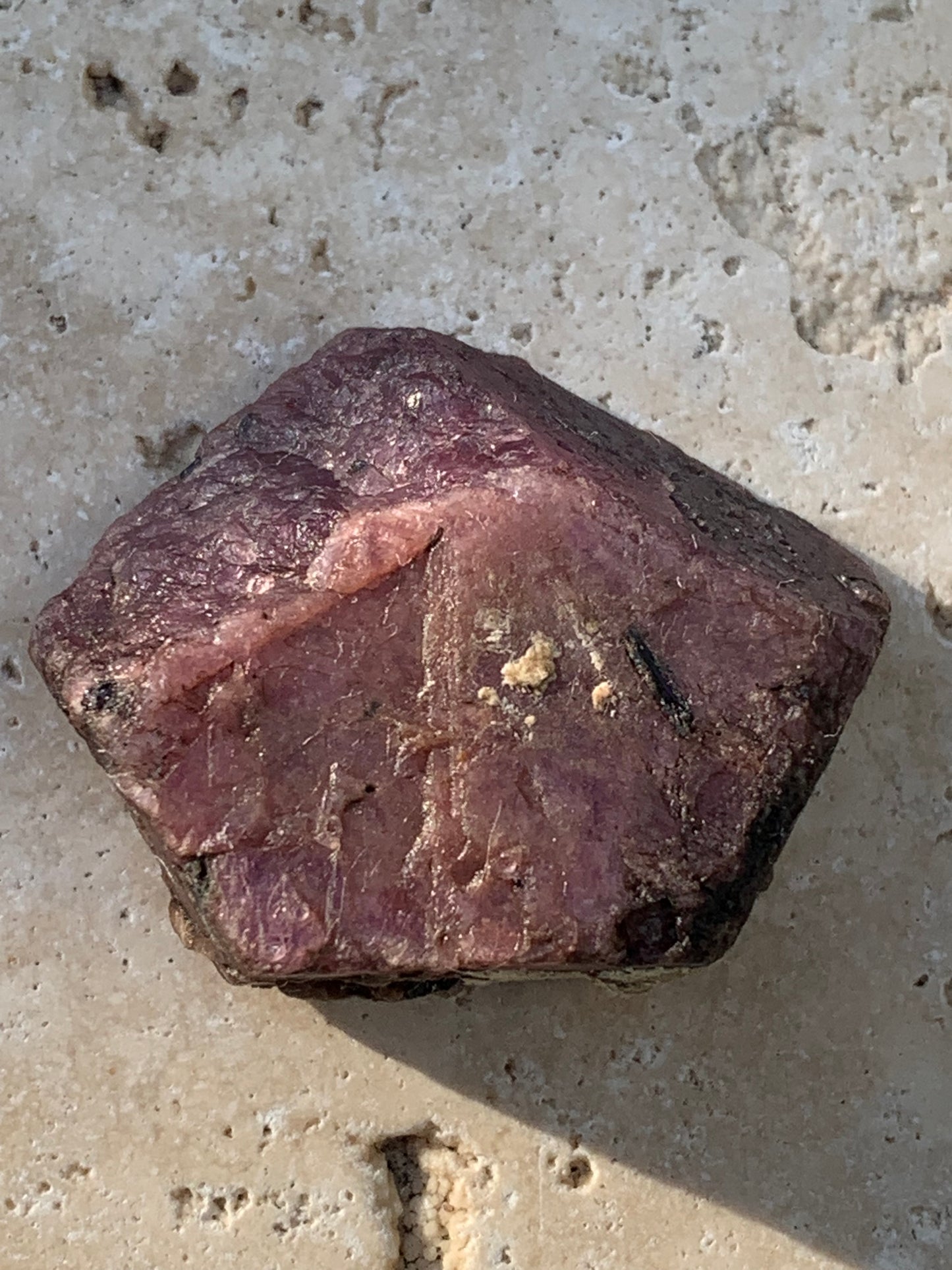 Rubis, corindon naturel de 33mm x26 x 11 - 18,6 grammes. Parfait en collection, exposition, lapidage...