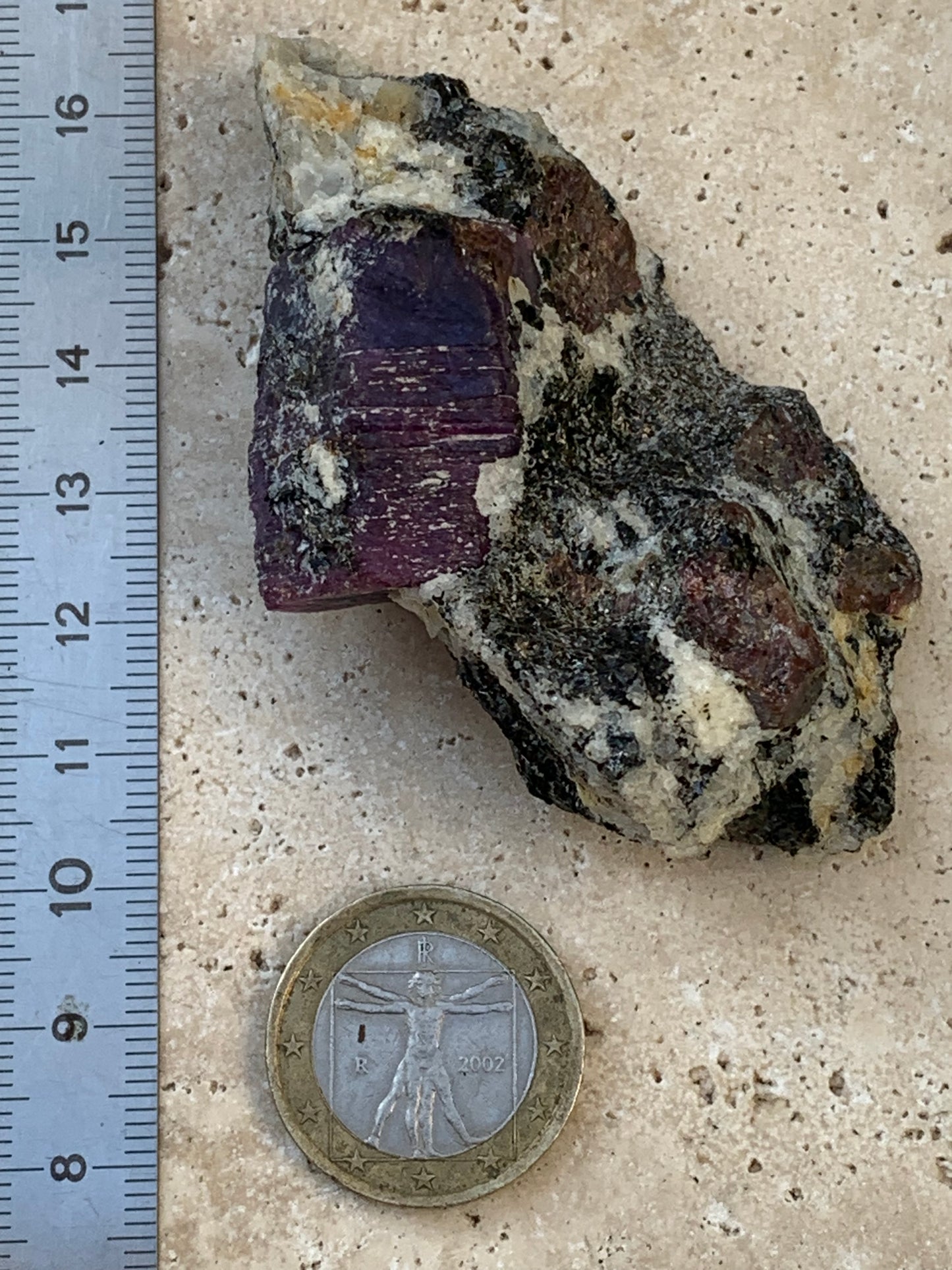 Rubis sur gangue de Zoisite, 74mm x43 x 23 - 76 grammes. Parfait en collection, exposition, lapidage...