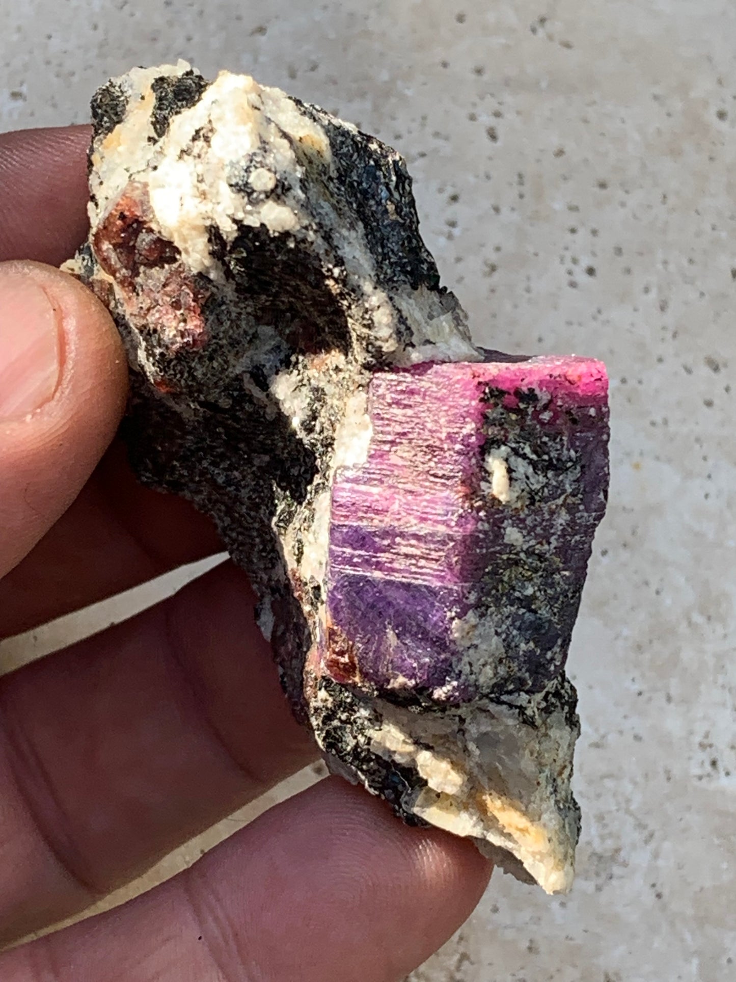 Rubis sur gangue de Zoisite, 74mm x43 x 23 - 76 grammes. Parfait en collection, exposition, lapidage...