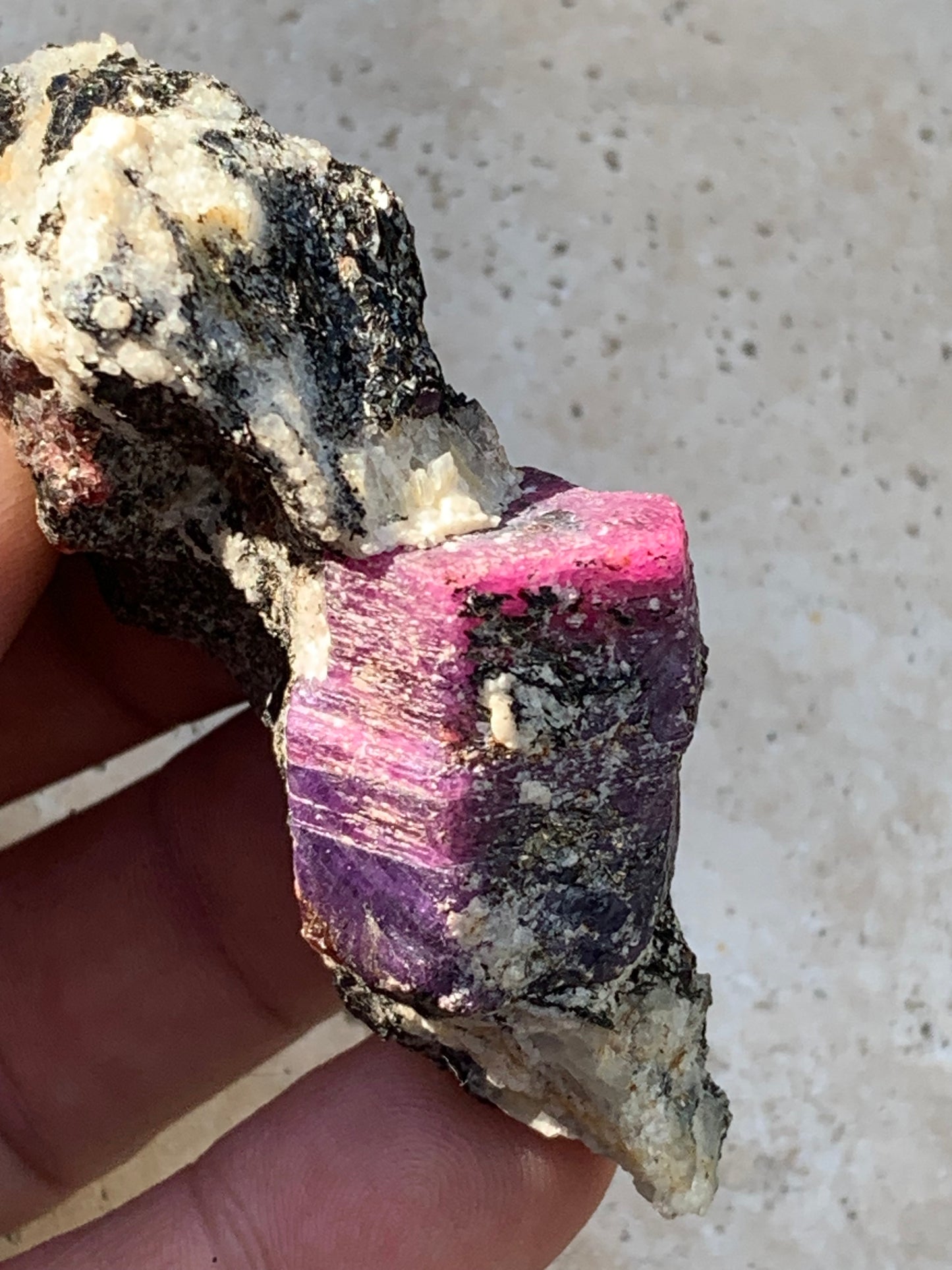 Rubis sur gangue de Zoisite, 74mm x43 x 23 - 76 grammes. Parfait en collection, exposition, lapidage...