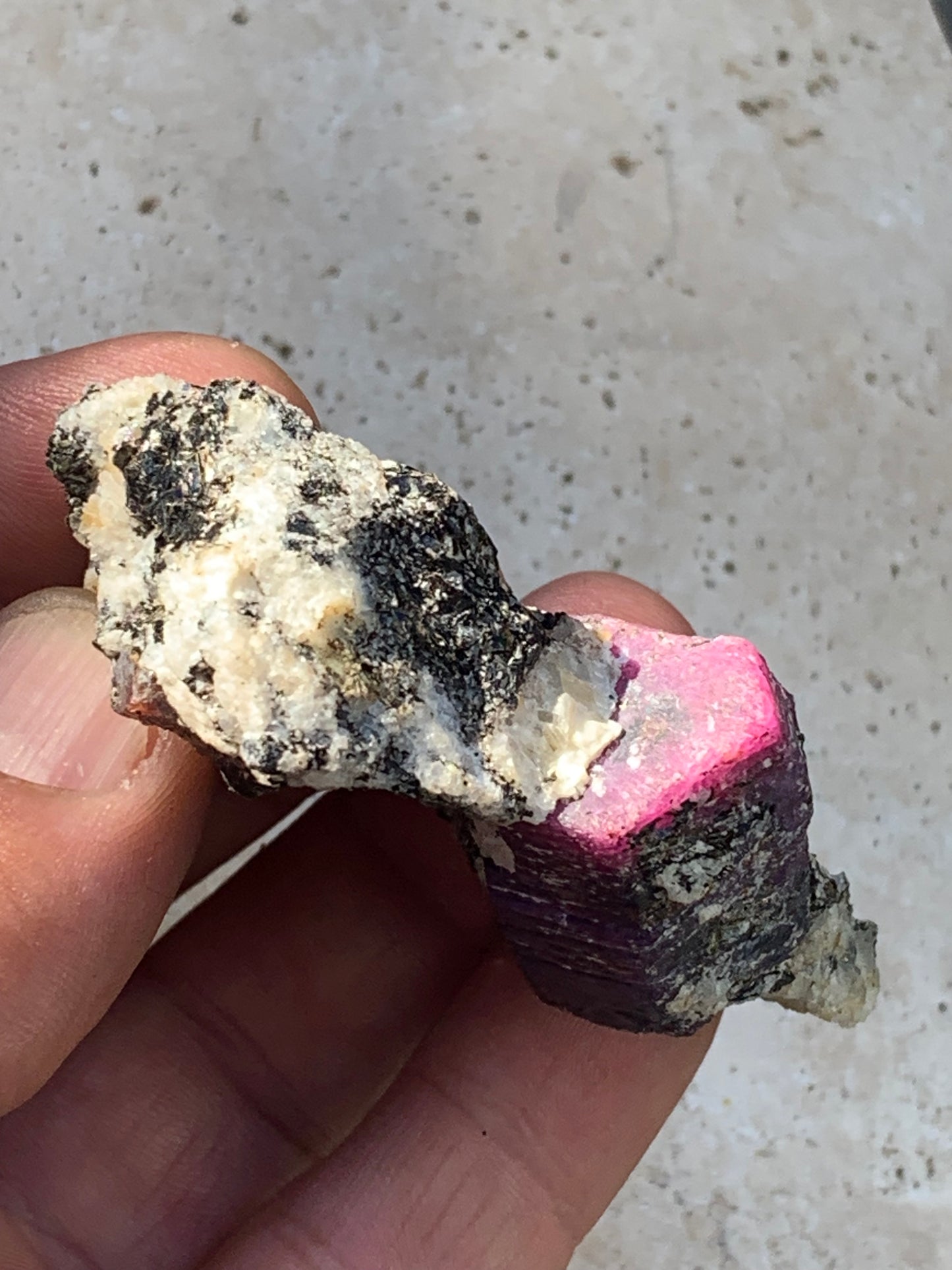 Rubis sur gangue de Zoisite, 74mm x43 x 23 - 76 grammes. Parfait en collection, exposition, lapidage...