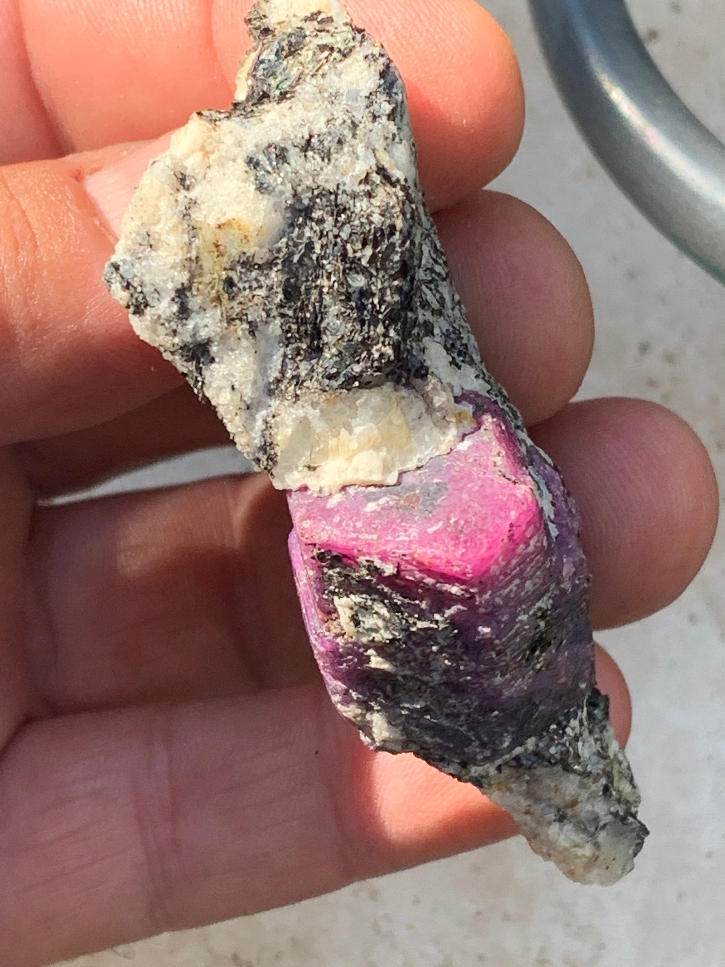 Rubis sur gangue de Zoisite, 74mm x43 x 23 - 76 grammes. Parfait en collection, exposition, lapidage...