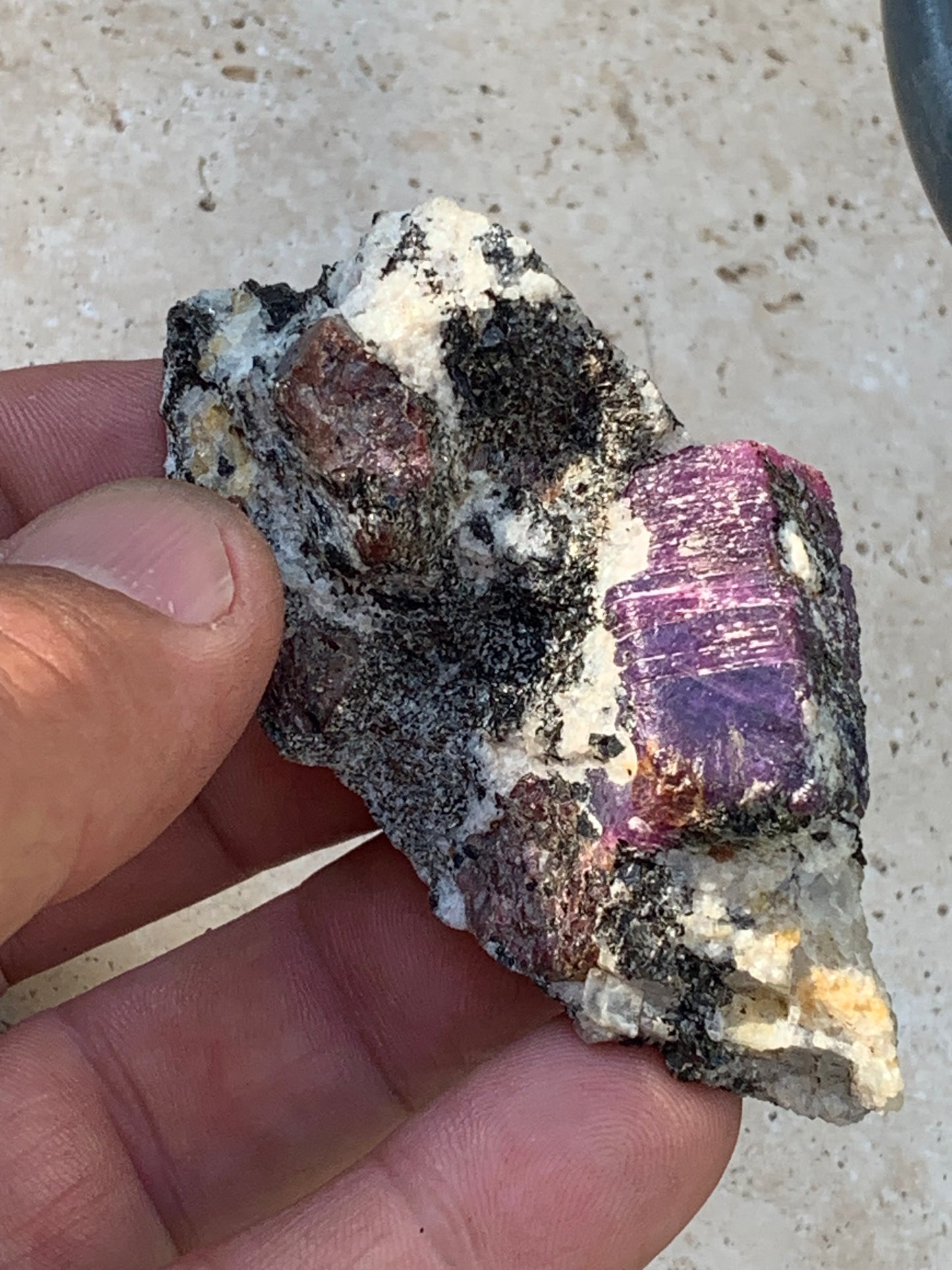 Rubis sur gangue de Zoisite, 74mm x43 x 23 - 76 grammes. Parfait en collection, exposition, lapidage...